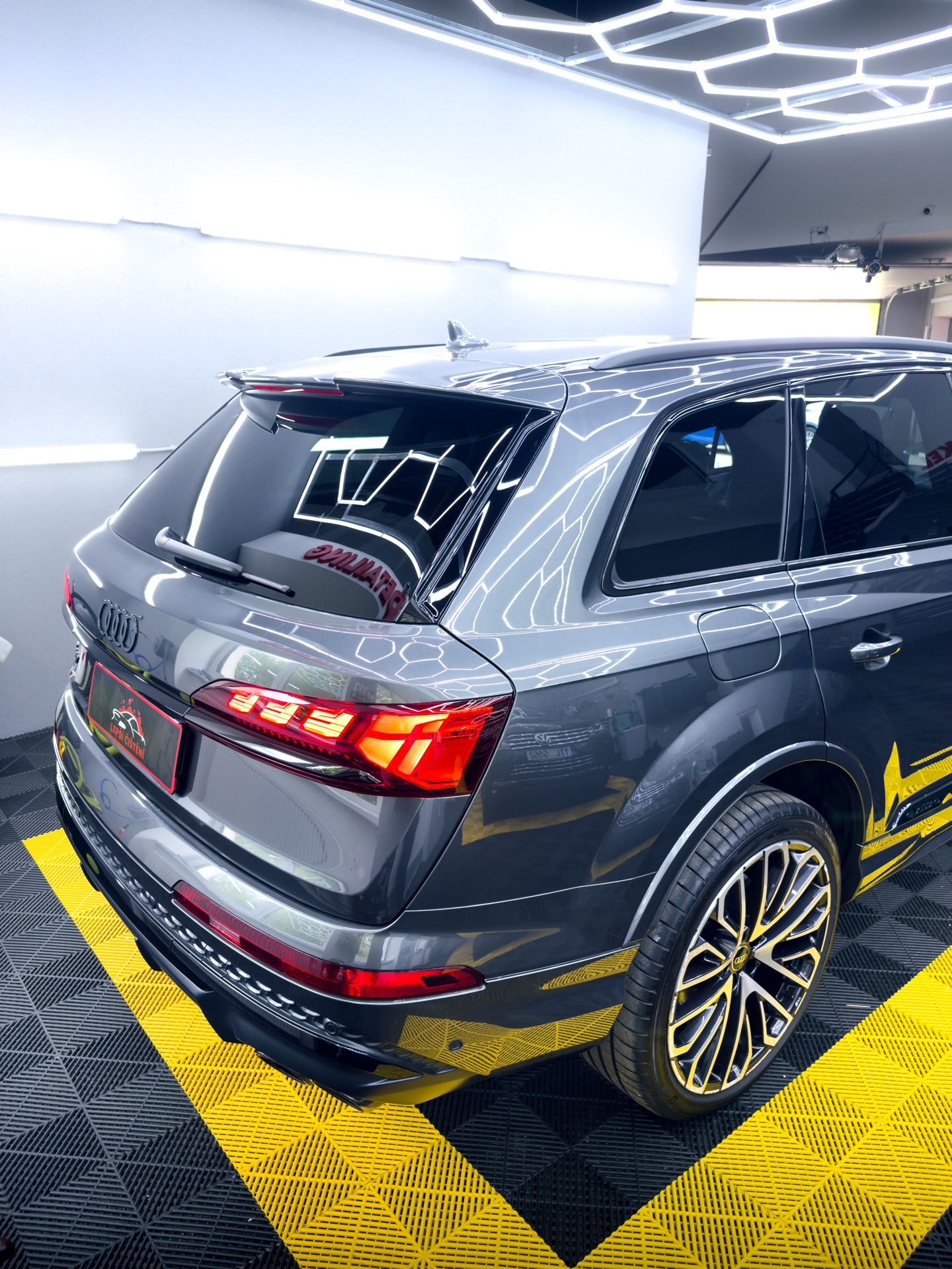 🚗 Audi SQ7
Luxusní SUV si zaslouží prvotřídní péči. Kompletní čištění interiéru na mokro doplněné o šetrné ruční mytí vrátilo vozu perfektní vzhled. ✨
📍 Karviná | Orlová
☎️ Objednejte se přes zprávy nebo na 739 967 416