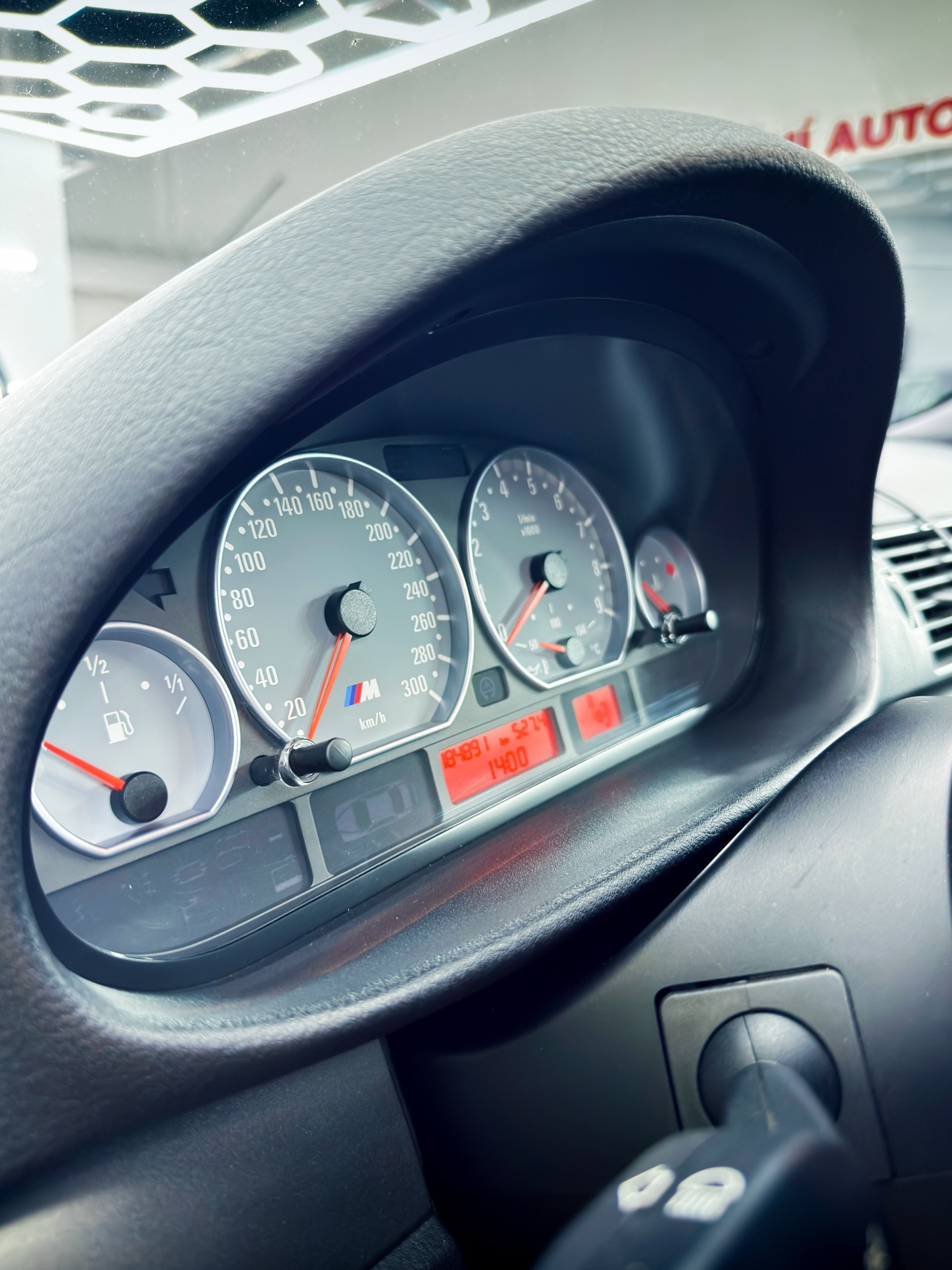 🚗 BMW E46 M3
Kousek, který se dnes už jen tak nevidí, obzvlášť v této barvě. Tento vůz je jedinečný svým charakterem a zaslouží si tu nejlepší péči.
Tentokrát proběhlo kompletní čištění interiéru a šetrné ruční mytí. V minulosti jsme laku dopřáli vícekrokové rozleštění a následnou aplikaci keramické ochrany. Není divu, tento vůz je pečlivě opečovávanou garážovkou. ✨
📍 Karviná | Orlová
☎️ Objednejte se přes zprávy nebo na 739 967 416