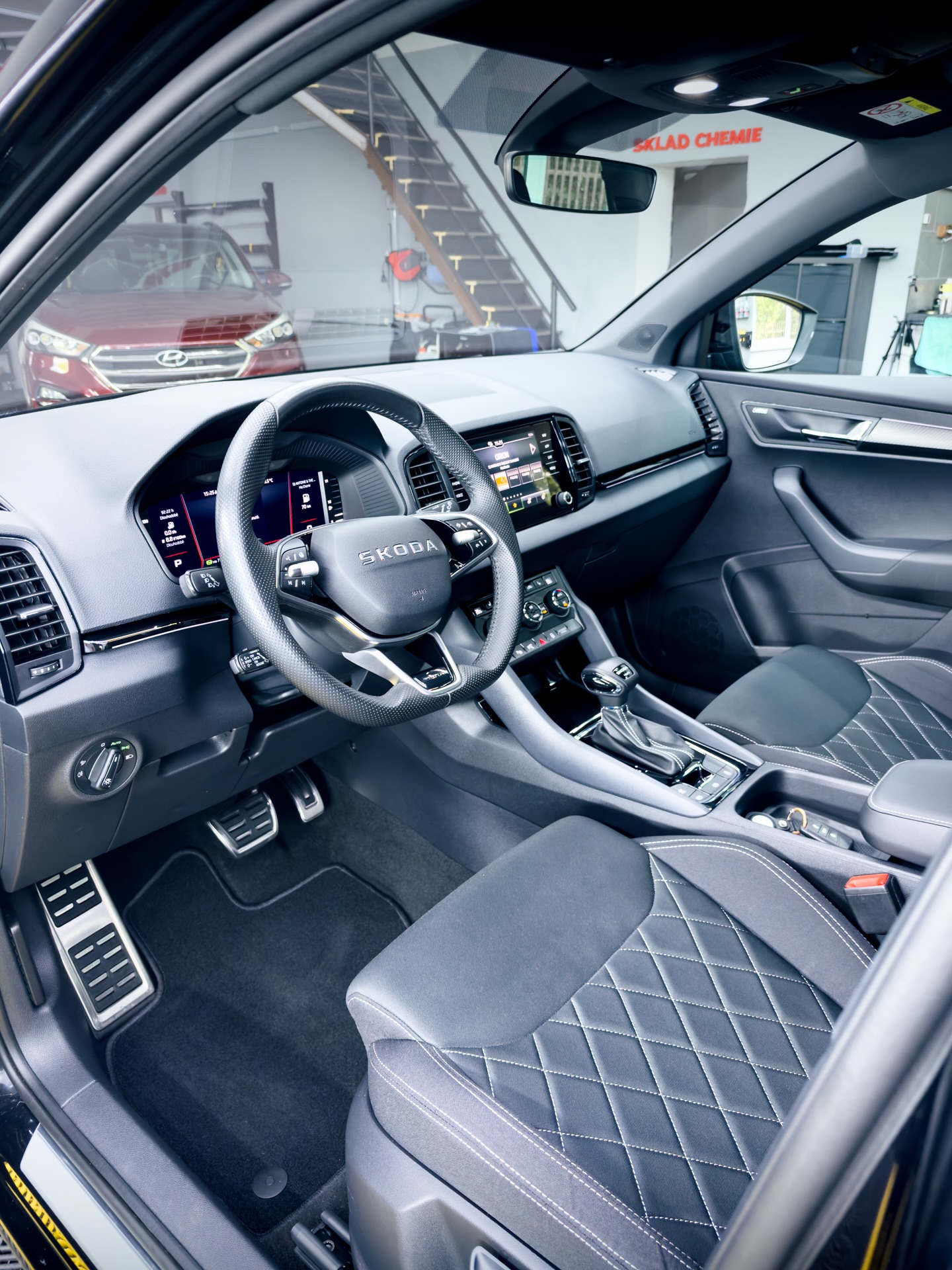 🚗 Škoda Karoq
Kompletní čištění interiéru na mokro + ruční mytí. Interiér opět čistý, svěží a připravený na další kilometry. ✨
📍 Karviná|Orlová
📩 Objednávky do zpráv.
