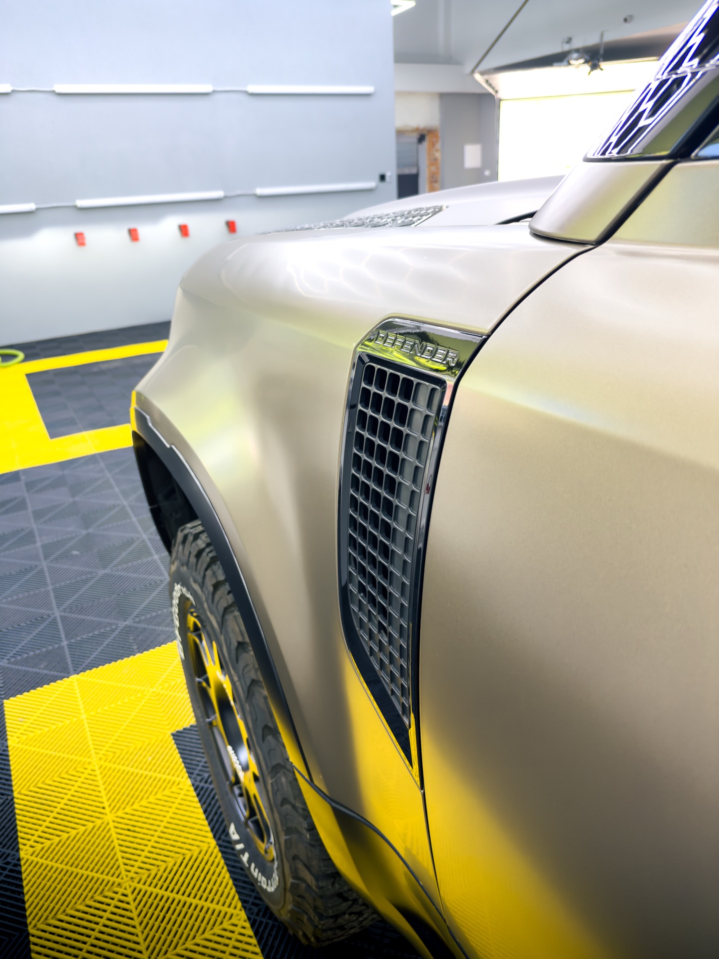 🚗 Defender
Úprava přesně podle přání zákazníka. Většina karoserie dostala matnou PPF fólii, střecha a zadní část vozu zůstaly v lesku a kapota spolu s přední částí vozu byly polepeny černým wrapem. Výsledkem je originální vzhled a zároveň maximální ochrana laku. 🛡️✨
📍 Karviná | Orlová
☎️ Objednejte se přes zprávy nebo na 739 967 416