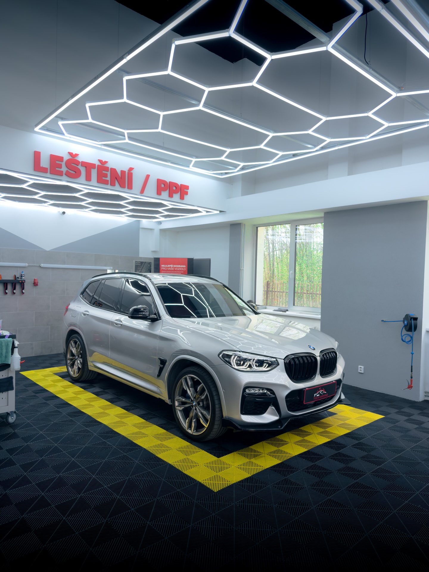 X3 u nás dostala full front PPF a kompletní čištění interiéru 🛡️✨
Full front ochrana znamená klíčové části vozu pod maximální ochranou proti kamínkům, škrábancům i každodennímu provozu.
Interiér vyčištěný do detailu pro maximální komfort a pocit nového auta.
Bestie s téměř 500 koňmi pod kapotou teď nejen jede ale i vypadá tak jak má 💪
#ppf #detailing #bmwx3 #m40i #ochranalaku foliekarvina: