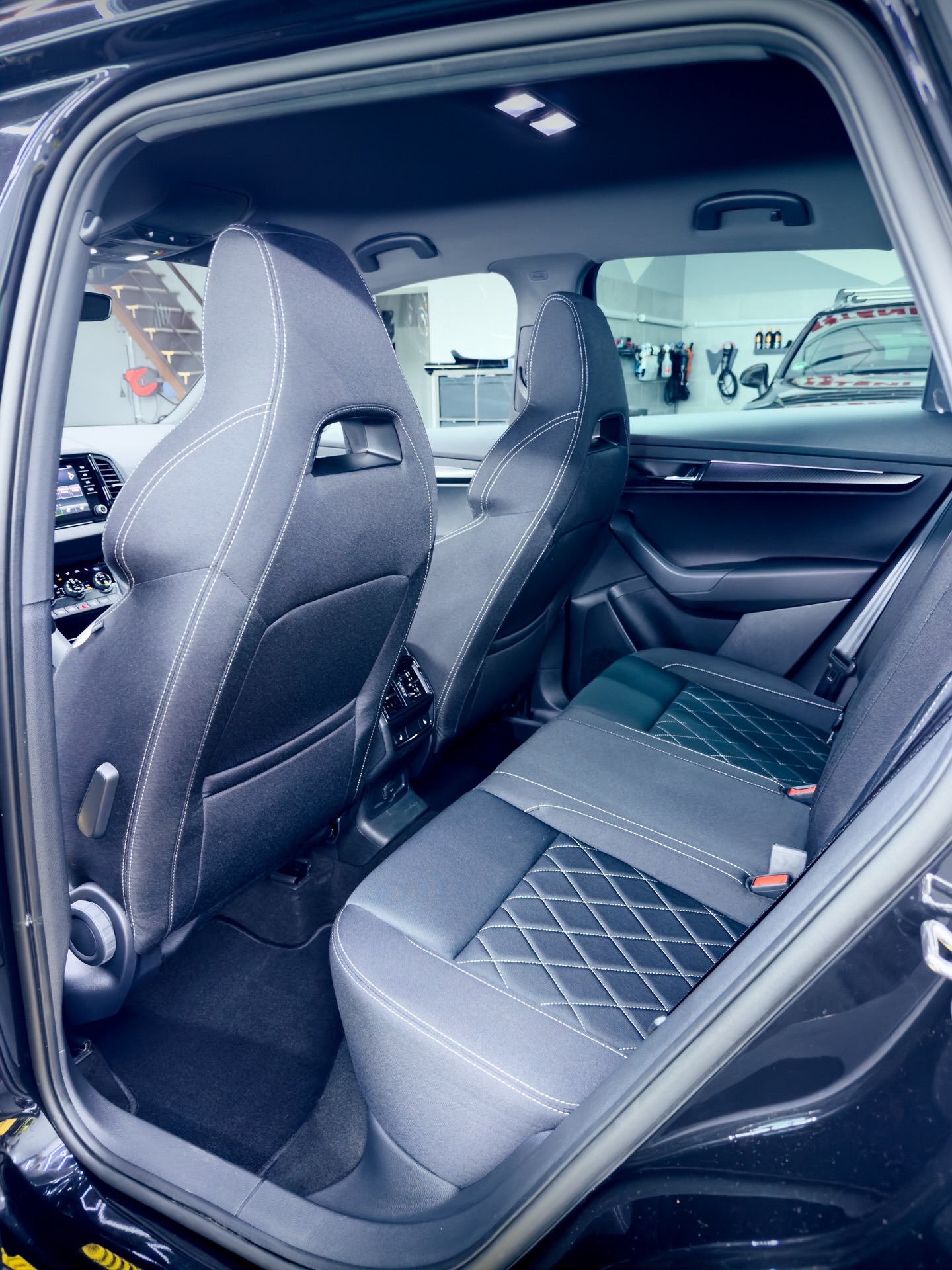 🚗 Škoda Karoq
Kompletní čištění interiéru na mokro + ruční mytí. Interiér opět čistý, svěží a připravený na další kilometry. ✨
📍 Karviná|Orlová
📩 Objednávky do zpráv.