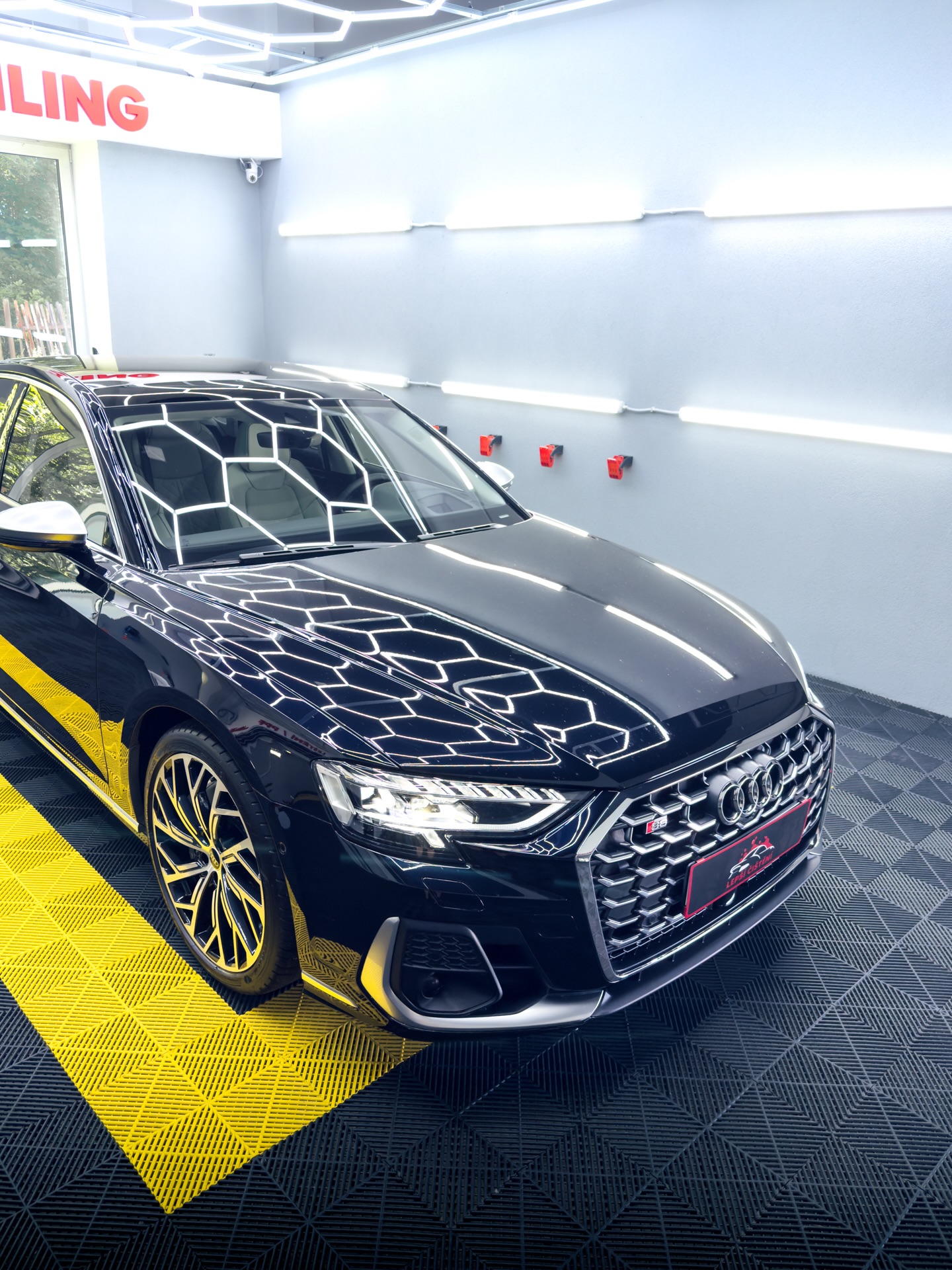 🚗 Audi S8
Kompletní čištění interiéru, detailní vyčištění a impregnace koženého čalounění v celém voze + šetrné ruční mytí. Luxusní interiér si zaslouží prvotřídní péči. ✨
📍 Karviná | Orlová
☎️ Objednejte se přes zprávy nebo na 739 967 416