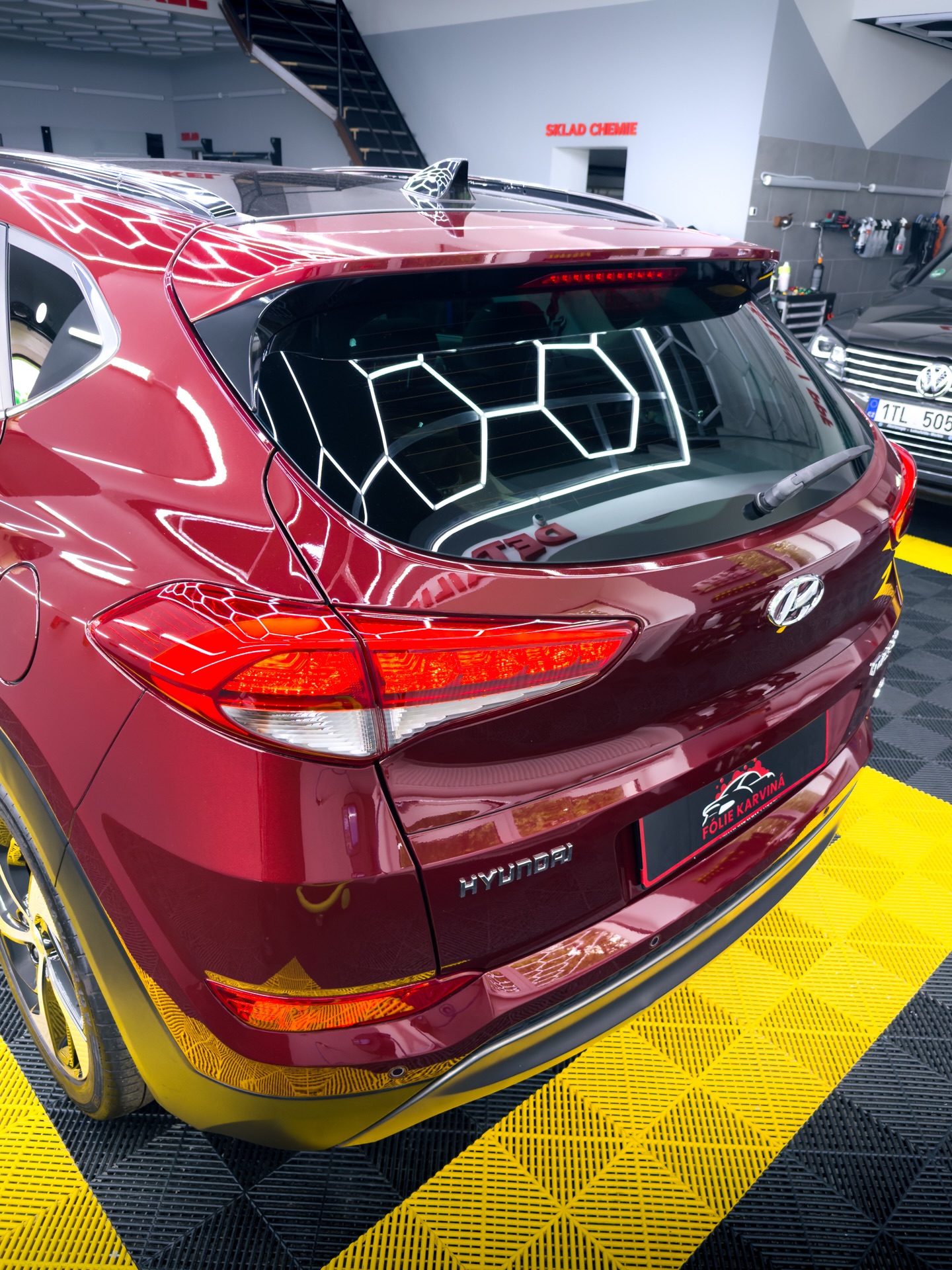 🚗 Hyundai Tucson
Lak byl na první pohled ve velmi špatném stavu, ale po důkladné péči se proměnil v krásně lesklý vůz. ✨
Provedli jsme dvoukrokové leštění, aplikaci keramické ochrany karoserie a PPF fólie do misek pod klikami pro ochranu před poškrábáním při každodenním používání. 🛡️
📍 Karviná | Orlová
☎️ Objednejte se přes zprávy nebo na 739 967 416