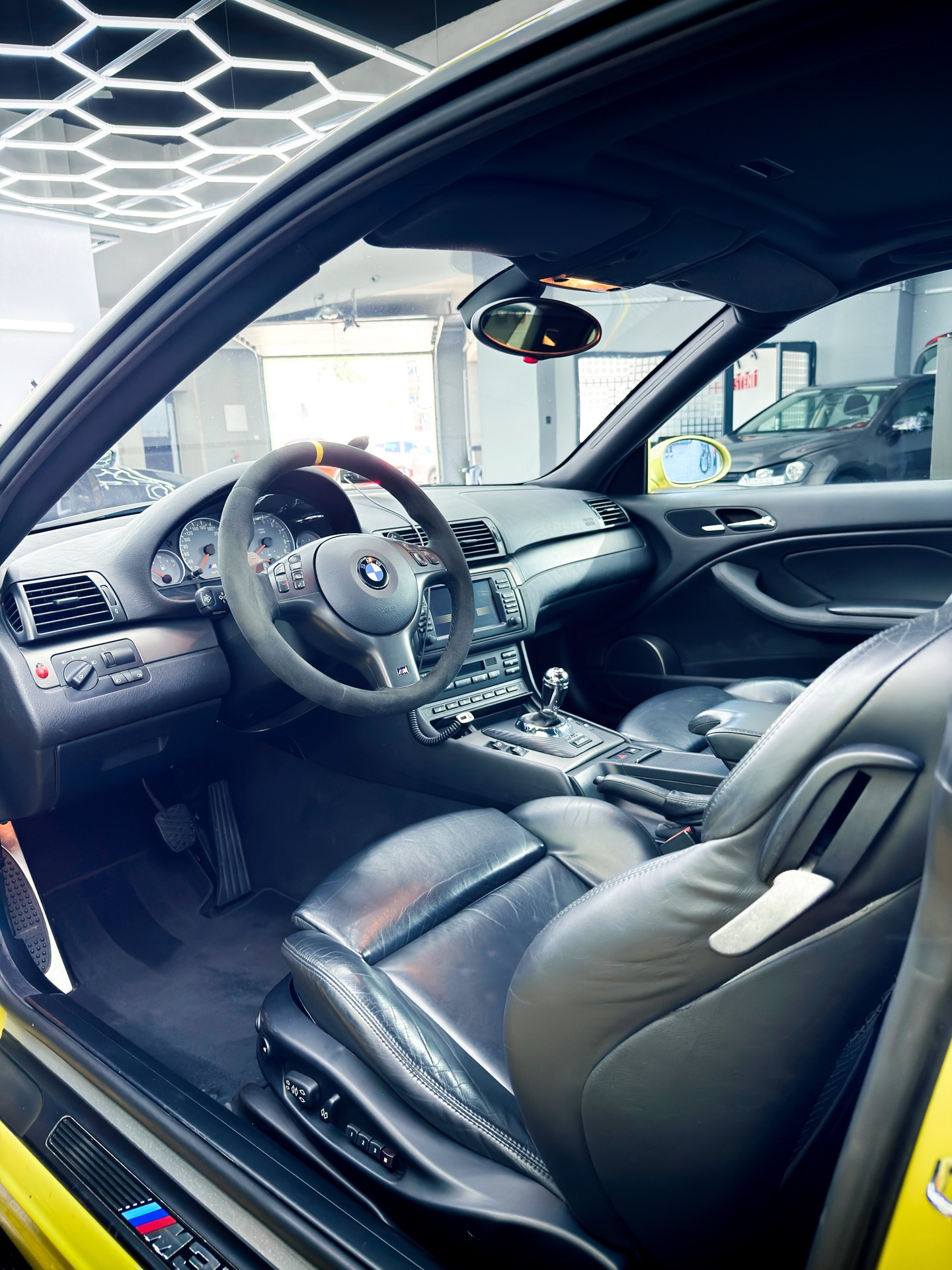 🚗 BMW E46 M3
Kousek, který se dnes už jen tak nevidí, obzvlášť v této barvě. Tento vůz je jedinečný svým charakterem a zaslouží si tu nejlepší péči.
Tentokrát proběhlo kompletní čištění interiéru a šetrné ruční mytí. V minulosti jsme laku dopřáli vícekrokové rozleštění a následnou aplikaci keramické ochrany. Není divu, tento vůz je pečlivě opečovávanou garážovkou. ✨
📍 Karviná | Orlová
☎️ Objednejte se přes zprávy nebo na 739 967 416