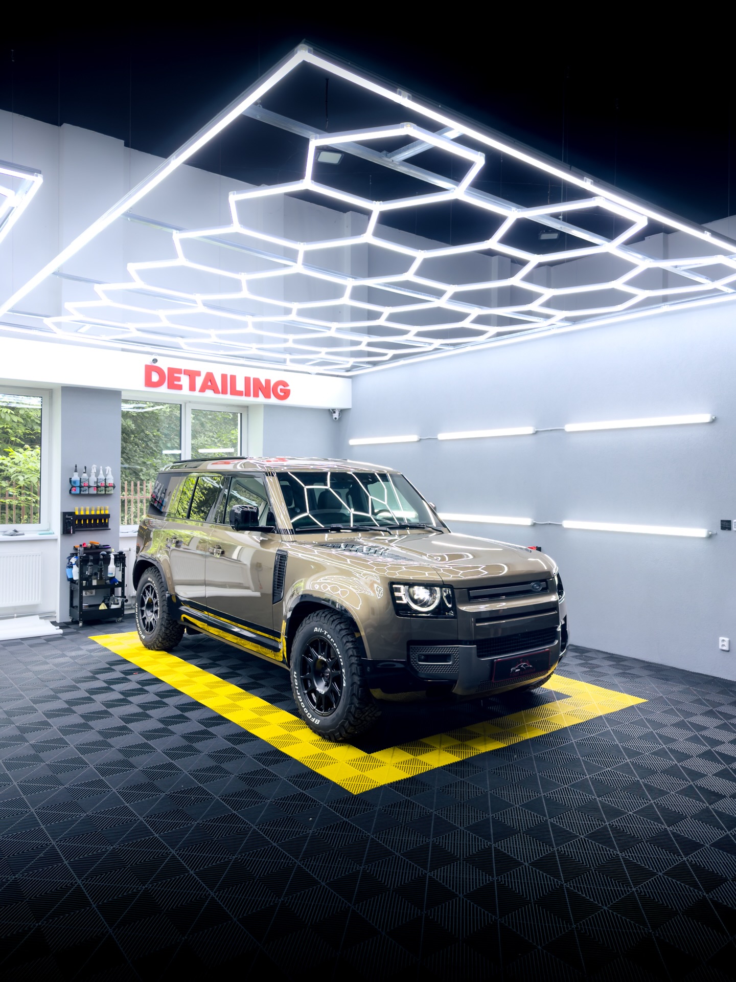 🚗 Defender
Úprava přesně podle přání zákazníka. Většina karoserie dostala matnou PPF fólii, střecha a zadní část vozu zůstaly v lesku a kapota spolu s přední částí vozu byly polepeny černým wrapem. Výsledkem je originální vzhled a zároveň maximální ochrana laku. 🛡️✨
📍 Karviná | Orlová
☎️ Objednejte se přes zprávy nebo na 739 967 416