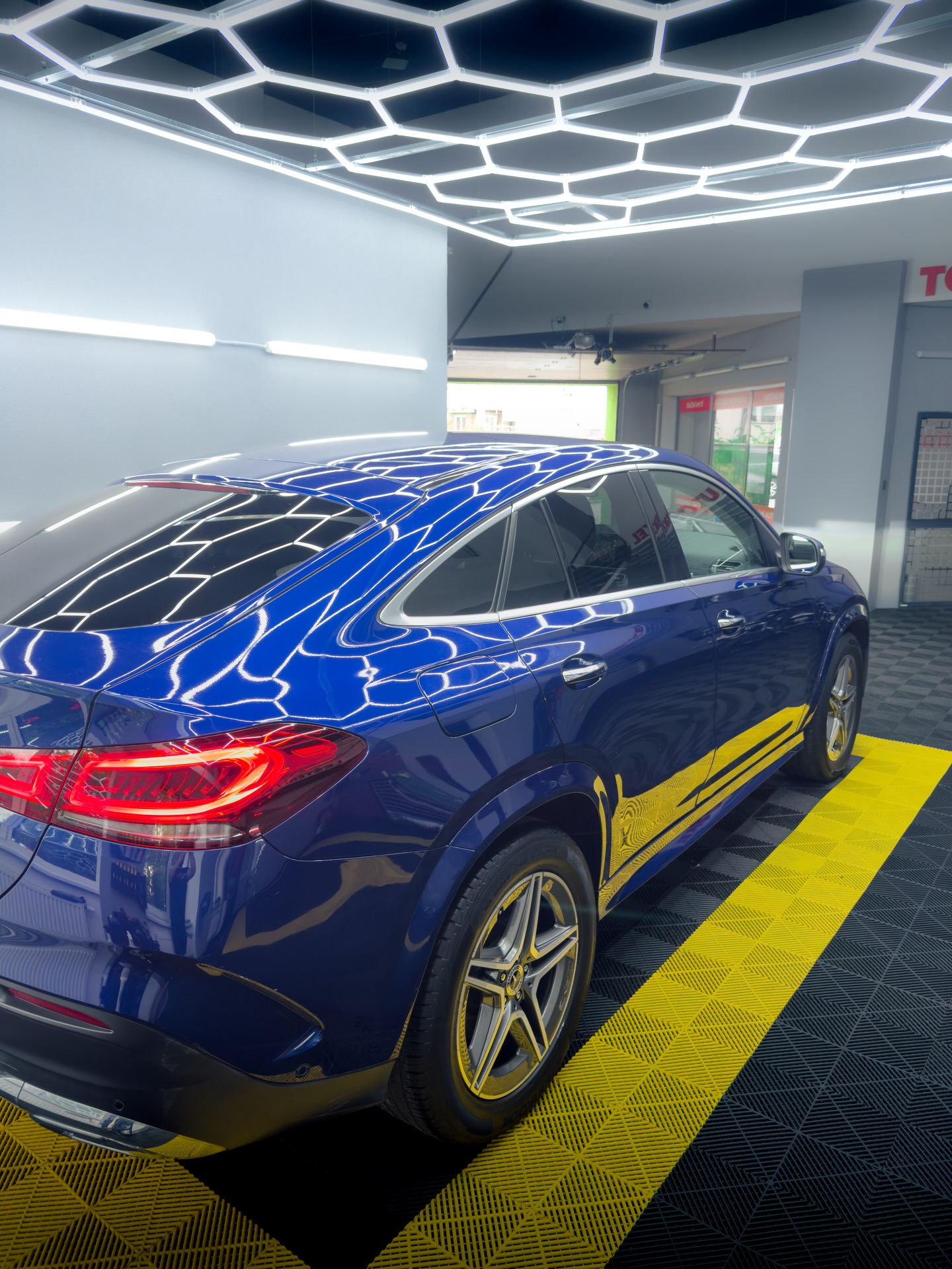 ✨ Mercedes GLE u nás prošel kompletním čištěním
🚗 Kompletní čištění interiéru
🧼 Ruční mytí exteriéru
✨ PPF fólie na displej
Interiér zbavený nečistot, prachu i zápachu, exteriér čistý a svěží.
Přesně tak má vypadat vůz, který odjíždí z detailingového studia 👌
Chcete, aby takto vypadal i Váš vůz?
📩 Napište nám do DM nebo se objednejte přes web