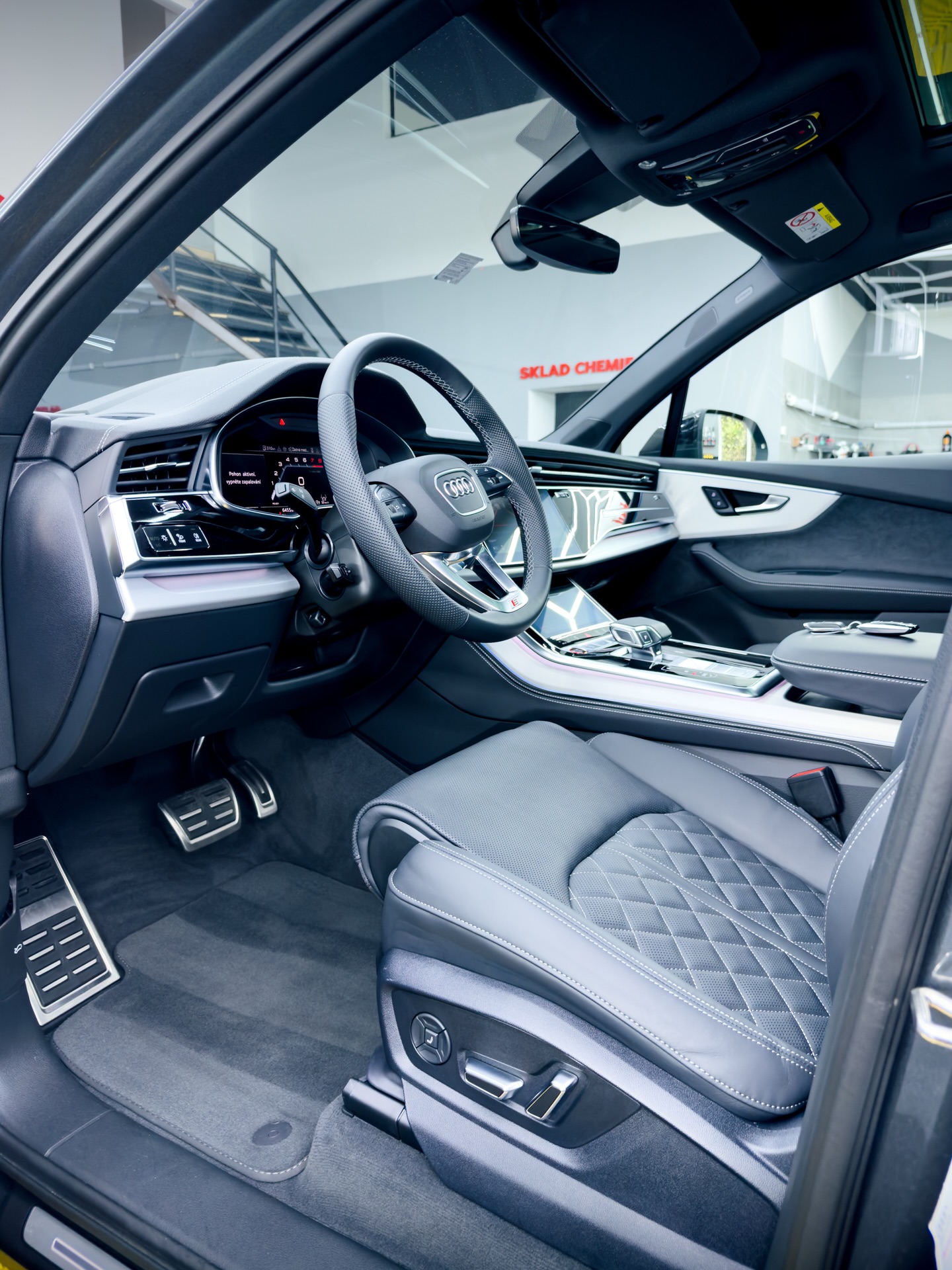🚗 Audi SQ7
Luxusní SUV si zaslouží prvotřídní péči. Kompletní čištění interiéru na mokro doplněné o šetrné ruční mytí vrátilo vozu perfektní vzhled. ✨
📍 Karviná | Orlová
☎️ Objednejte se přes zprávy nebo na 739 967 416