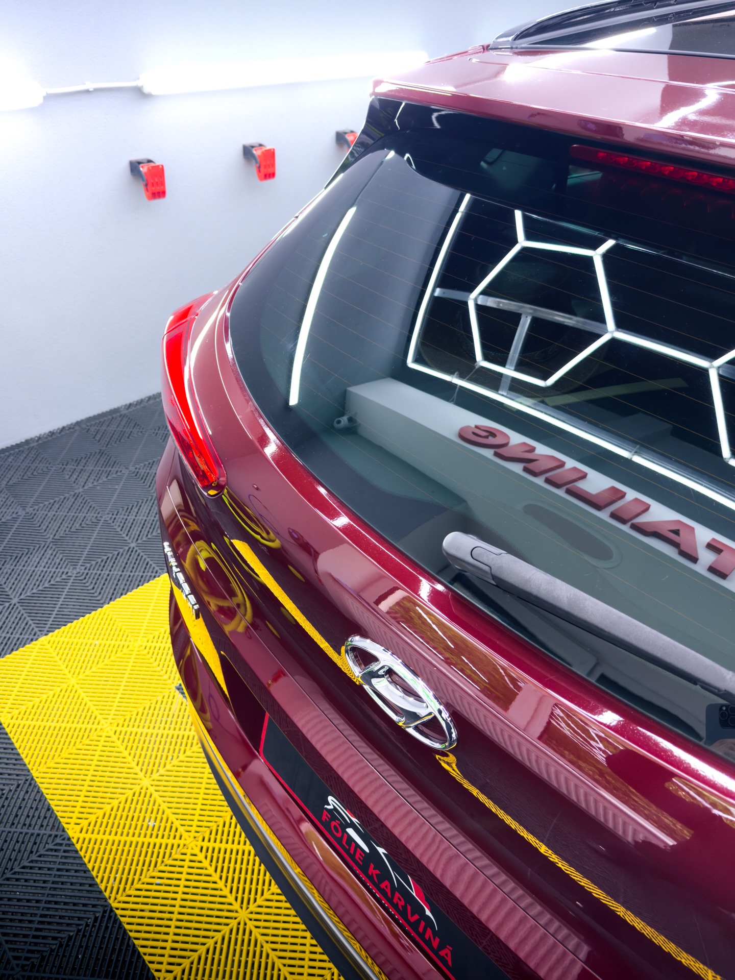 🚗 Hyundai Tucson
Lak byl na první pohled ve velmi špatném stavu, ale po důkladné péči se proměnil v krásně lesklý vůz. ✨
Provedli jsme dvoukrokové leštění, aplikaci keramické ochrany karoserie a PPF fólie do misek pod klikami pro ochranu před poškrábáním při každodenním používání. 🛡️
📍 Karviná | Orlová
☎️ Objednejte se přes zprávy nebo na 739 967 416