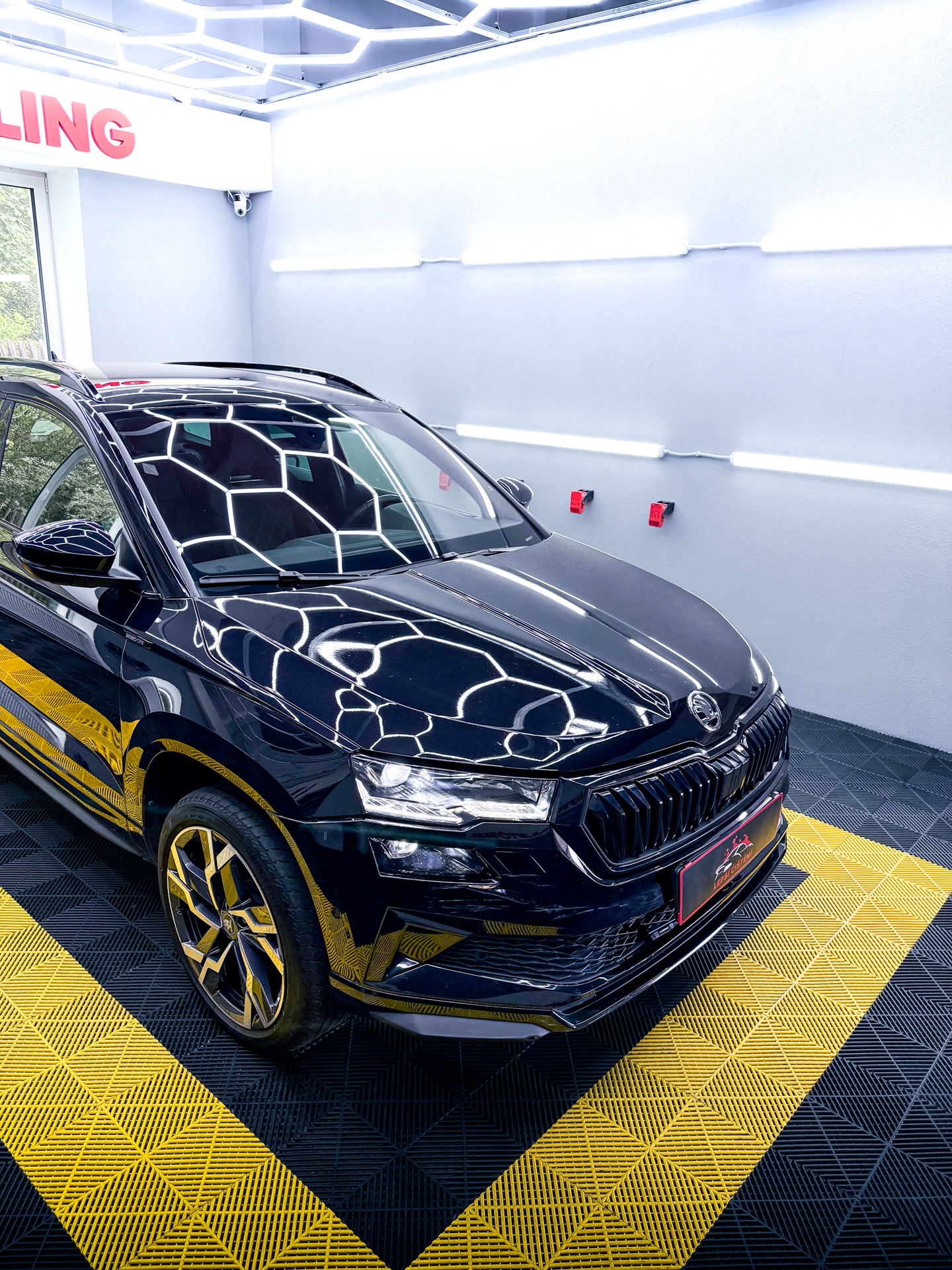 🚗 Škoda Karoq
Kompletní čištění interiéru na mokro + ruční mytí. Interiér opět čistý, svěží a připravený na další kilometry. ✨
📍 Karviná|Orlová
📩 Objednávky do zpráv.