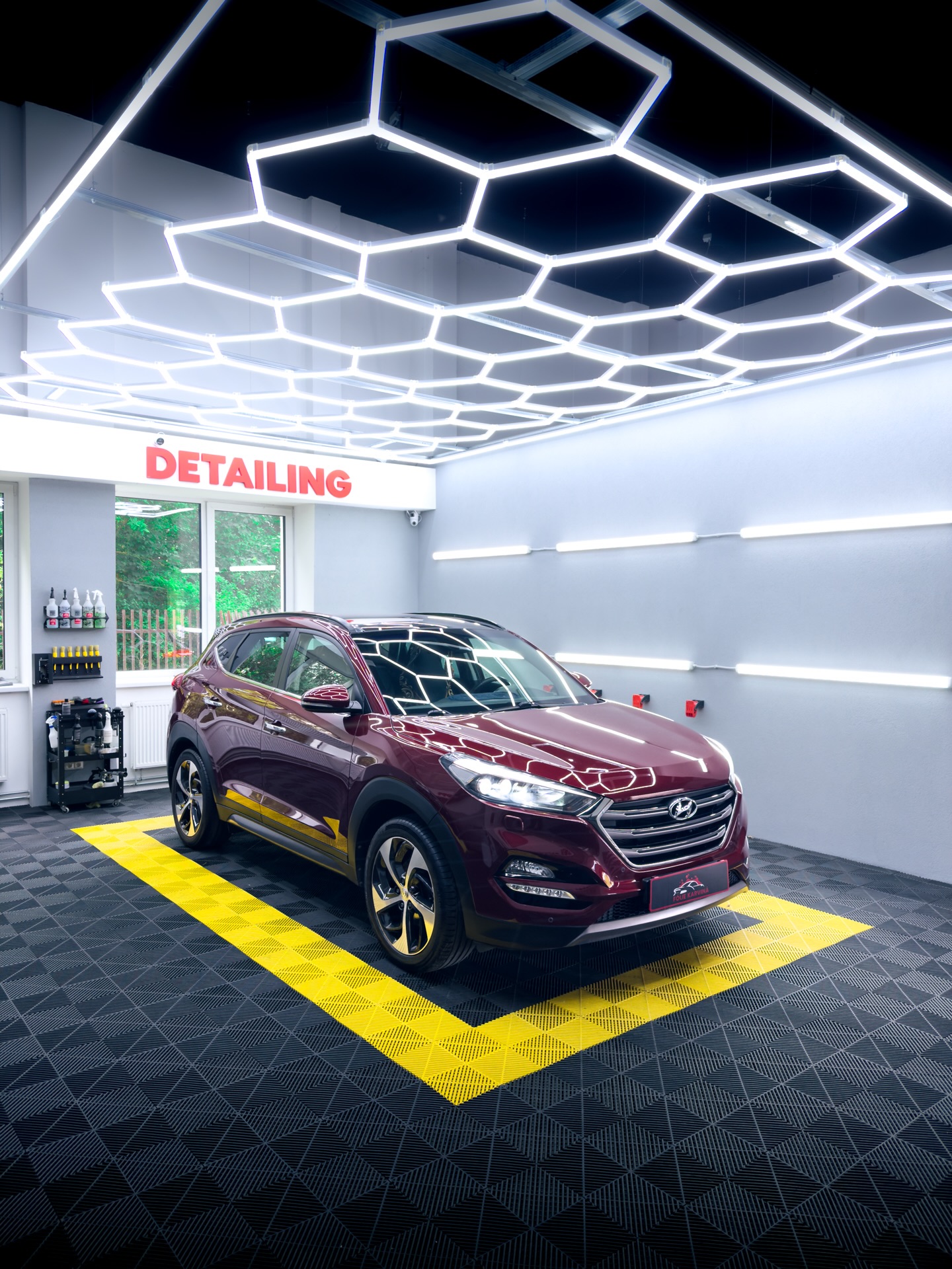 🚗 Hyundai Tucson
Lak byl na první pohled ve velmi špatném stavu, ale po důkladné péči se proměnil v krásně lesklý vůz. ✨
Provedli jsme dvoukrokové leštění, aplikaci keramické ochrany karoserie a PPF fólie do misek pod klikami pro ochranu před poškrábáním při každodenním používání. 🛡️
📍 Karviná | Orlová
☎️ Objednejte se přes zprávy nebo na 739 967 416