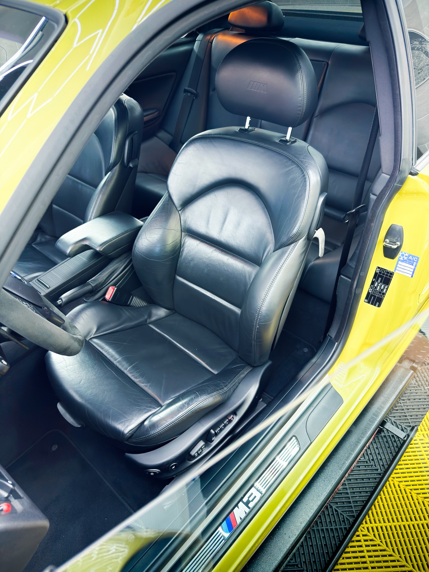🚗 BMW E46 M3
Kousek, který se dnes už jen tak nevidí, obzvlášť v této barvě. Tento vůz je jedinečný svým charakterem a zaslouží si tu nejlepší péči.
Tentokrát proběhlo kompletní čištění interiéru a šetrné ruční mytí. V minulosti jsme laku dopřáli vícekrokové rozleštění a následnou aplikaci keramické ochrany. Není divu, tento vůz je pečlivě opečovávanou garážovkou. ✨
📍 Karviná | Orlová
☎️ Objednejte se přes zprávy nebo na 739 967 416