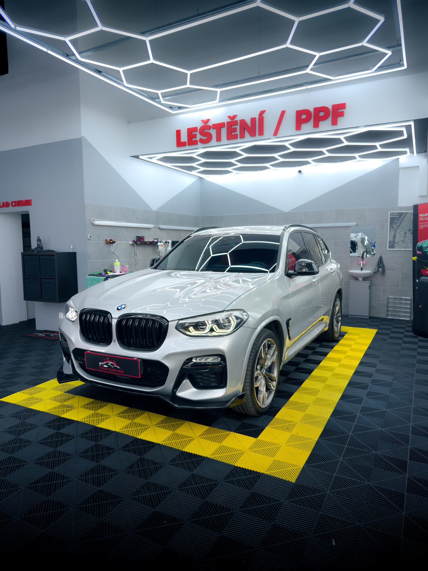 X3 u nás dostala full front PPF a kompletní čištění interiéru 🛡️✨
Full front ochrana znamená klíčové části vozu pod maximální ochranou proti kamínkům, škrábancům i každodennímu provozu.
Interiér vyčištěný do detailu pro maximální komfort a pocit nového auta.
Bestie s téměř 500 koňmi pod kapotou teď nejen jede ale i vypadá tak jak má 💪
#ppf #detailing #bmwx3 #m40i #ochranalaku foliekarvina:
