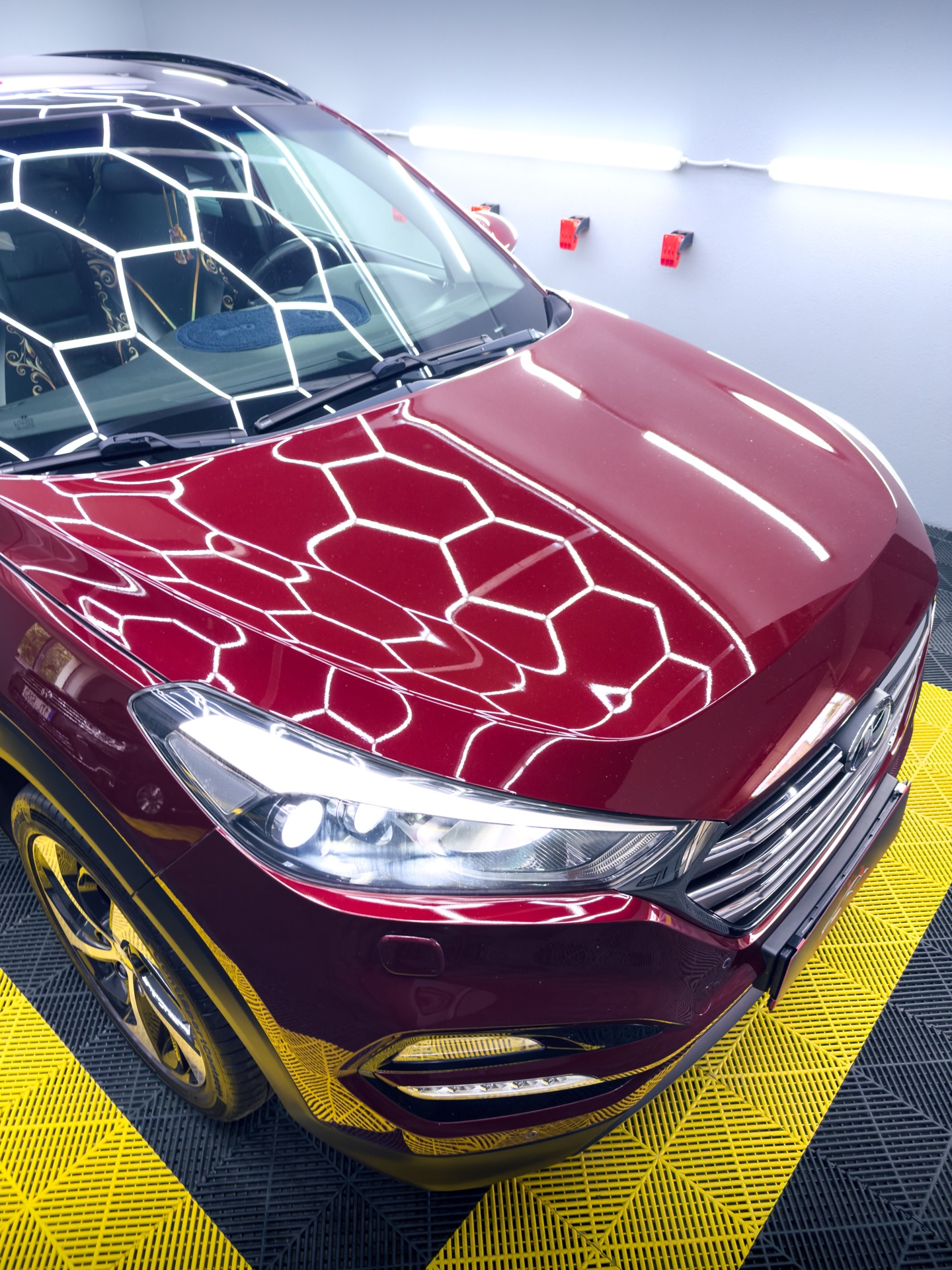 🚗 Hyundai Tucson
Lak byl na první pohled ve velmi špatném stavu, ale po důkladné péči se proměnil v krásně lesklý vůz. ✨
Provedli jsme dvoukrokové leštění, aplikaci keramické ochrany karoserie a PPF fólie do misek pod klikami pro ochranu před poškrábáním při každodenním používání. 🛡️
📍 Karviná | Orlová
☎️ Objednejte se přes zprávy nebo na 739 967 416