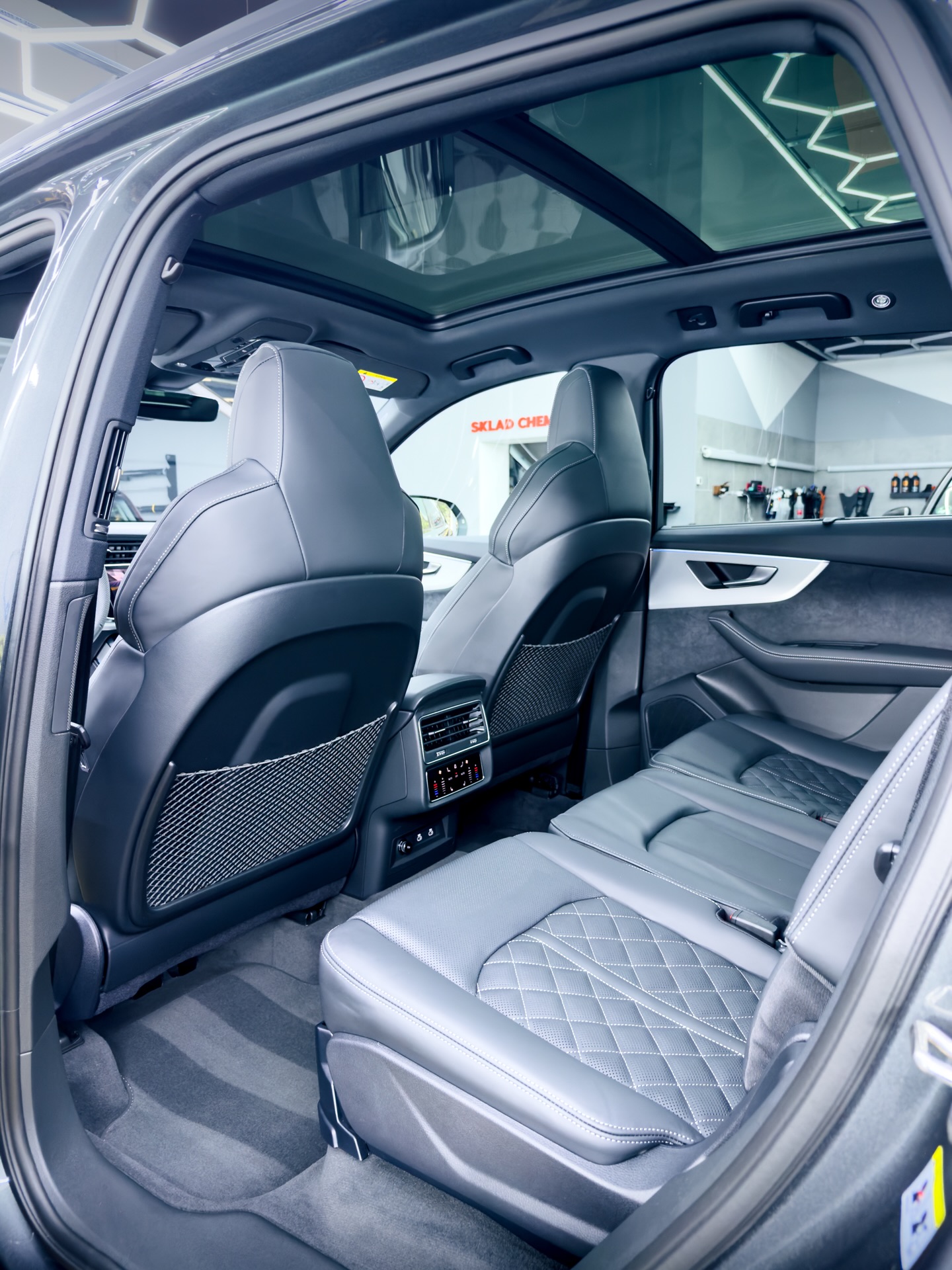 🚗 Audi SQ7
Luxusní SUV si zaslouží prvotřídní péči. Kompletní čištění interiéru na mokro doplněné o šetrné ruční mytí vrátilo vozu perfektní vzhled. ✨
📍 Karviná | Orlová
☎️ Objednejte se přes zprávy nebo na 739 967 416