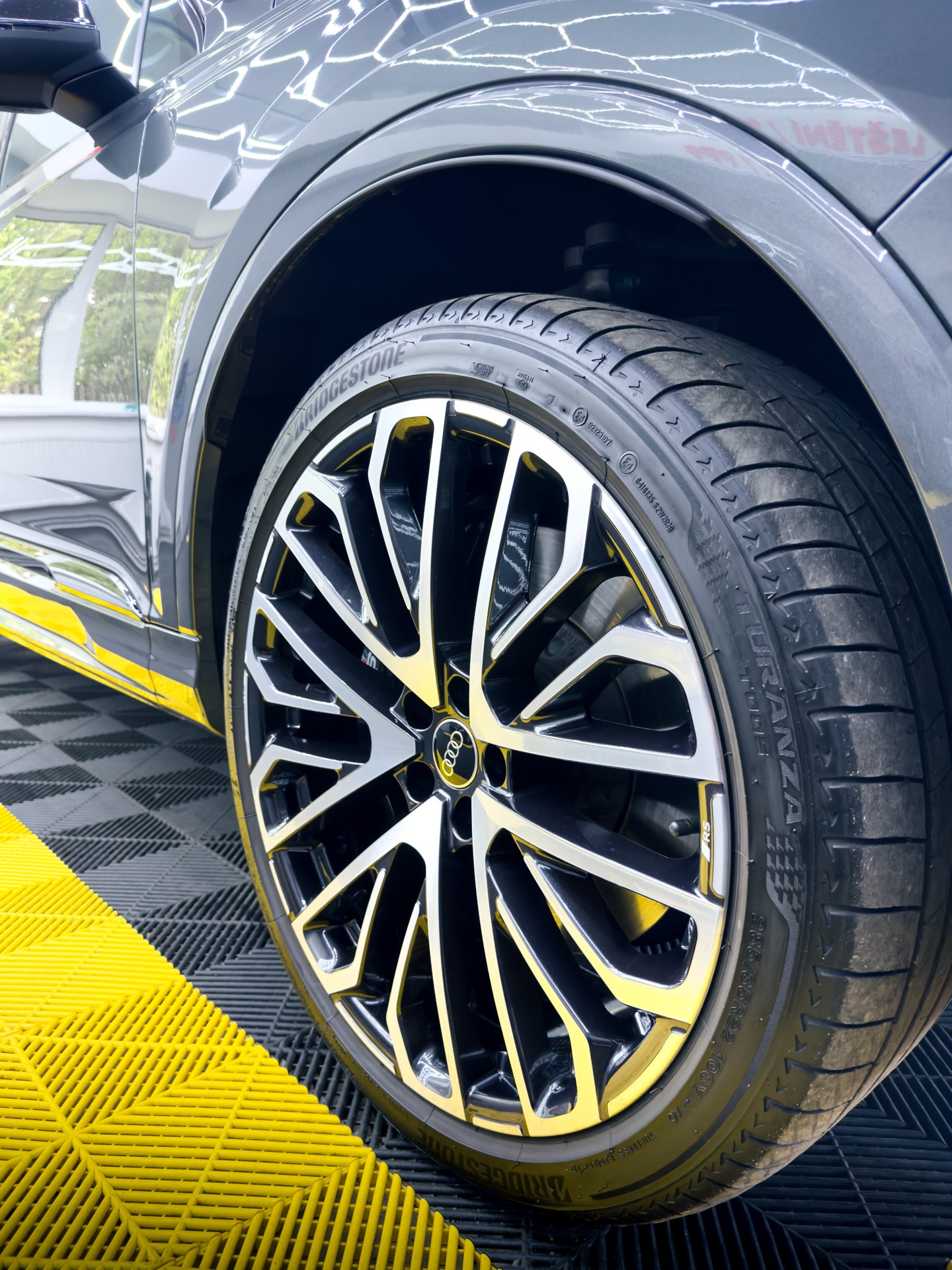🚗 Audi SQ7
Luxusní SUV si zaslouží prvotřídní péči. Kompletní čištění interiéru na mokro doplněné o šetrné ruční mytí vrátilo vozu perfektní vzhled. ✨
📍 Karviná | Orlová
☎️ Objednejte se přes zprávy nebo na 739 967 416