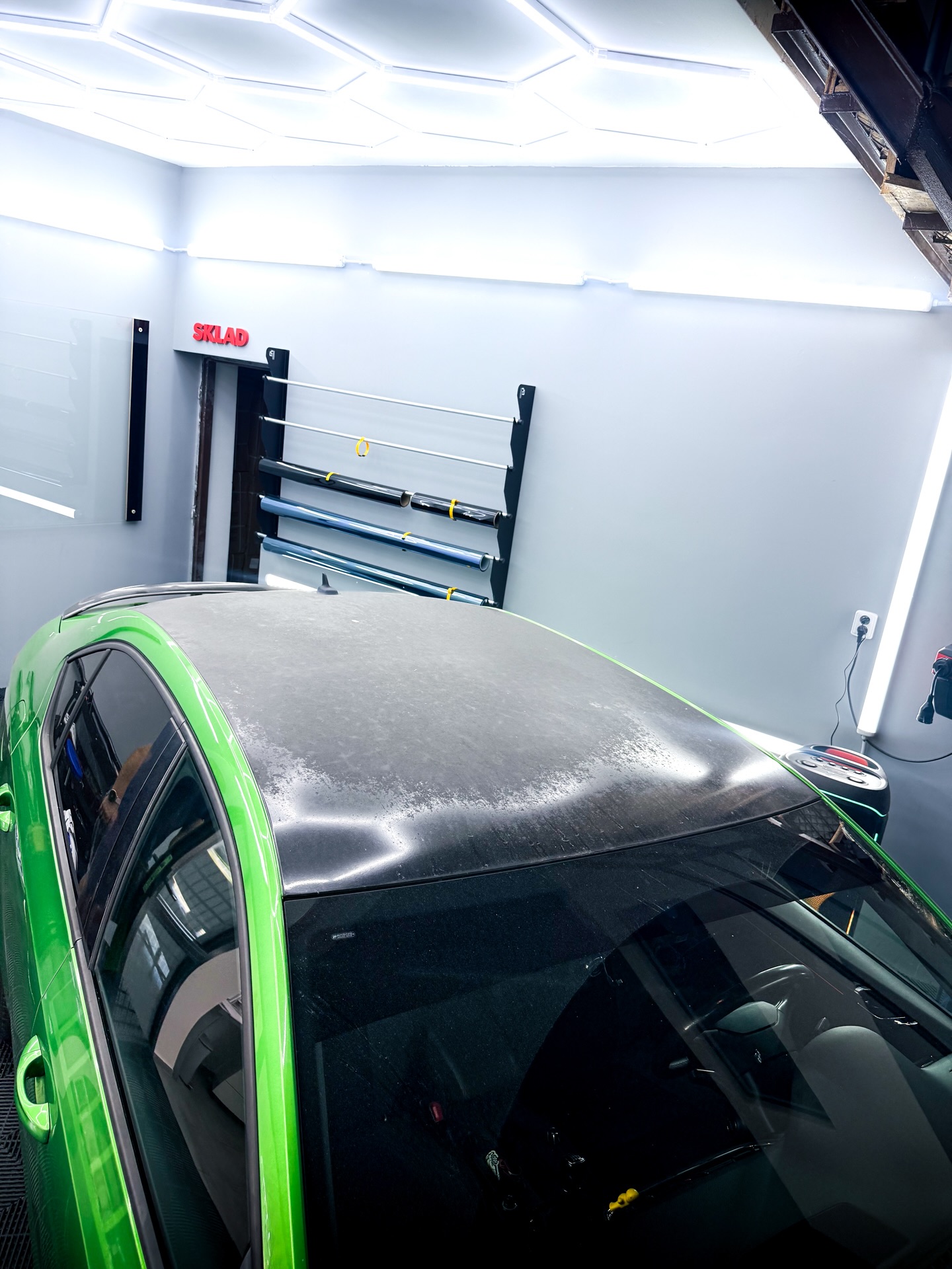 🚗 Škoda Octavia III
Poškozený wrap na střeše jsme nahradili novou černou lesklou PPF fólií, která nejen skvěle vypadá, ale zároveň lak dlouhodobě chrání. Sloupky jsme navíc opatřili čirou PPF fólií proti poškrábání a běžnému opotřebení. ✨
📍 Karviná | Orlová
☎️ Objednejte se přes zprávy nebo na 739 967 416