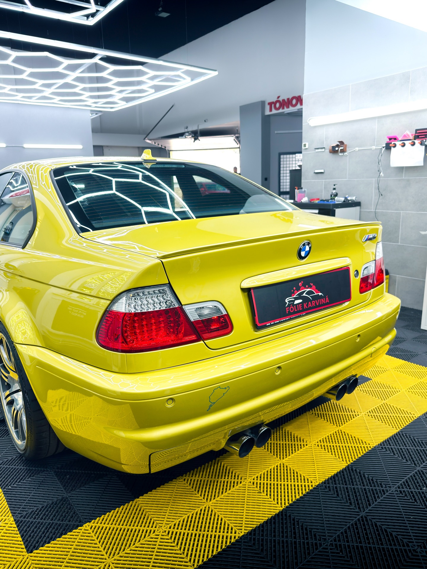 🚗 BMW E46 M3
Kousek, který se dnes už jen tak nevidí, obzvlášť v této barvě. Tento vůz je jedinečný svým charakterem a zaslouží si tu nejlepší péči.
Tentokrát proběhlo kompletní čištění interiéru a šetrné ruční mytí. V minulosti jsme laku dopřáli vícekrokové rozleštění a následnou aplikaci keramické ochrany. Není divu, tento vůz je pečlivě opečovávanou garážovkou. ✨
📍 Karviná | Orlová
☎️ Objednejte se přes zprávy nebo na 739 967 416