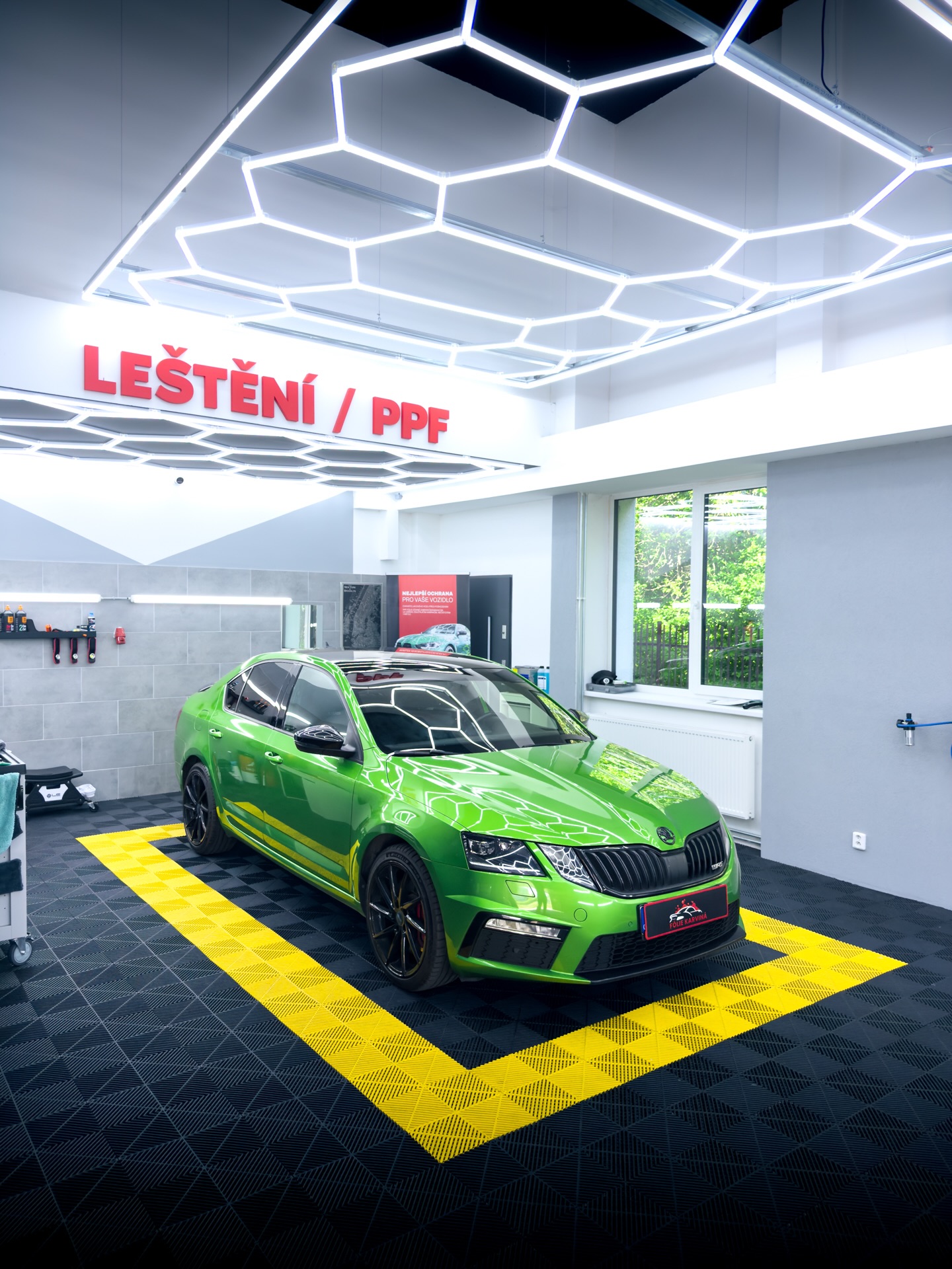 🚗 Škoda Octavia III
Poškozený wrap na střeše jsme nahradili novou černou lesklou PPF fólií, která nejen skvěle vypadá, ale zároveň lak dlouhodobě chrání. Sloupky jsme navíc opatřili čirou PPF fólií proti poškrábání a běžnému opotřebení. ✨
📍 Karviná | Orlová
☎️ Objednejte se přes zprávy nebo na 739 967 416