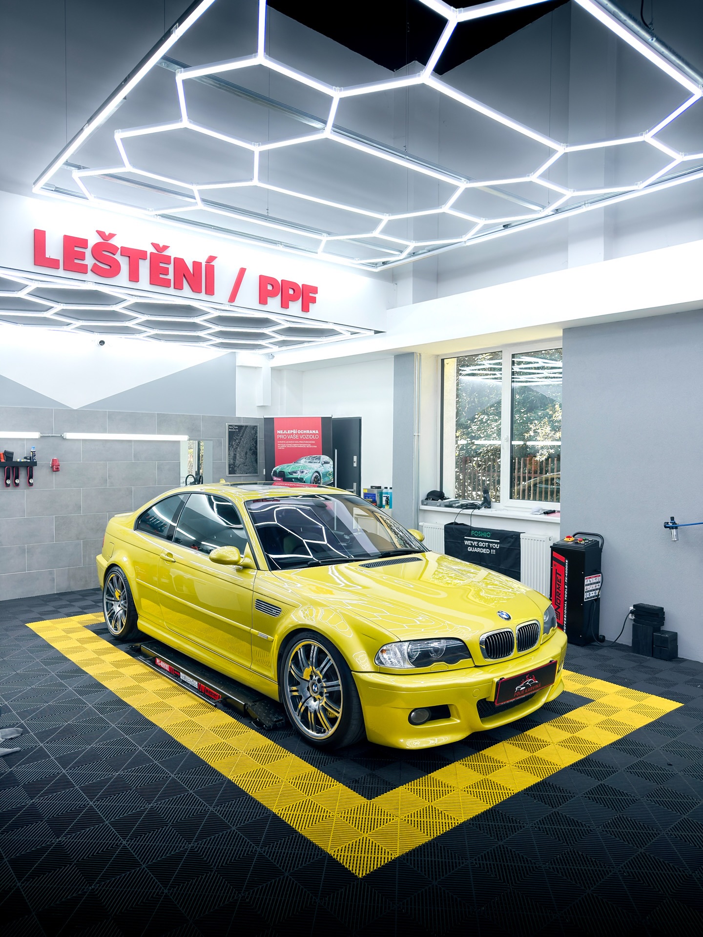 🚗 BMW E46 M3
Kousek, který se dnes už jen tak nevidí, obzvlášť v této barvě. Tento vůz je jedinečný svým charakterem a zaslouží si tu nejlepší péči.
Tentokrát proběhlo kompletní čištění interiéru a šetrné ruční mytí. V minulosti jsme laku dopřáli vícekrokové rozleštění a následnou aplikaci keramické ochrany. Není divu, tento vůz je pečlivě opečovávanou garážovkou. ✨
📍 Karviná | Orlová
☎️ Objednejte se přes zprávy nebo na 739 967 416