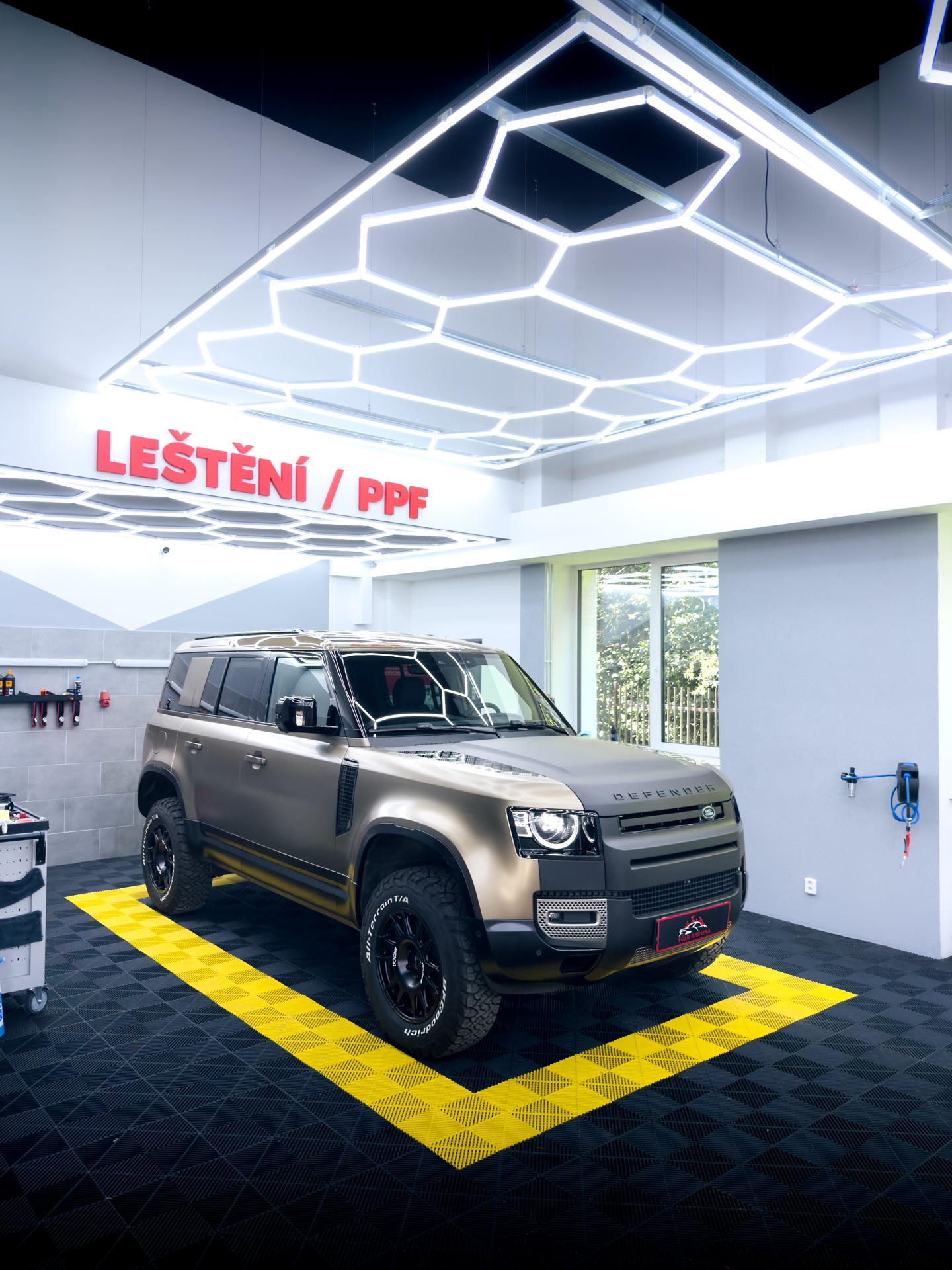 🚗 Defender
Úprava přesně podle přání zákazníka. Většina karoserie dostala matnou PPF fólii, střecha a zadní část vozu zůstaly v lesku a kapota spolu s přední částí vozu byly polepeny černým wrapem. Výsledkem je originální vzhled a zároveň maximální ochrana laku. 🛡️✨
📍 Karviná | Orlová
☎️ Objednejte se přes zprávy nebo na 739 967 416