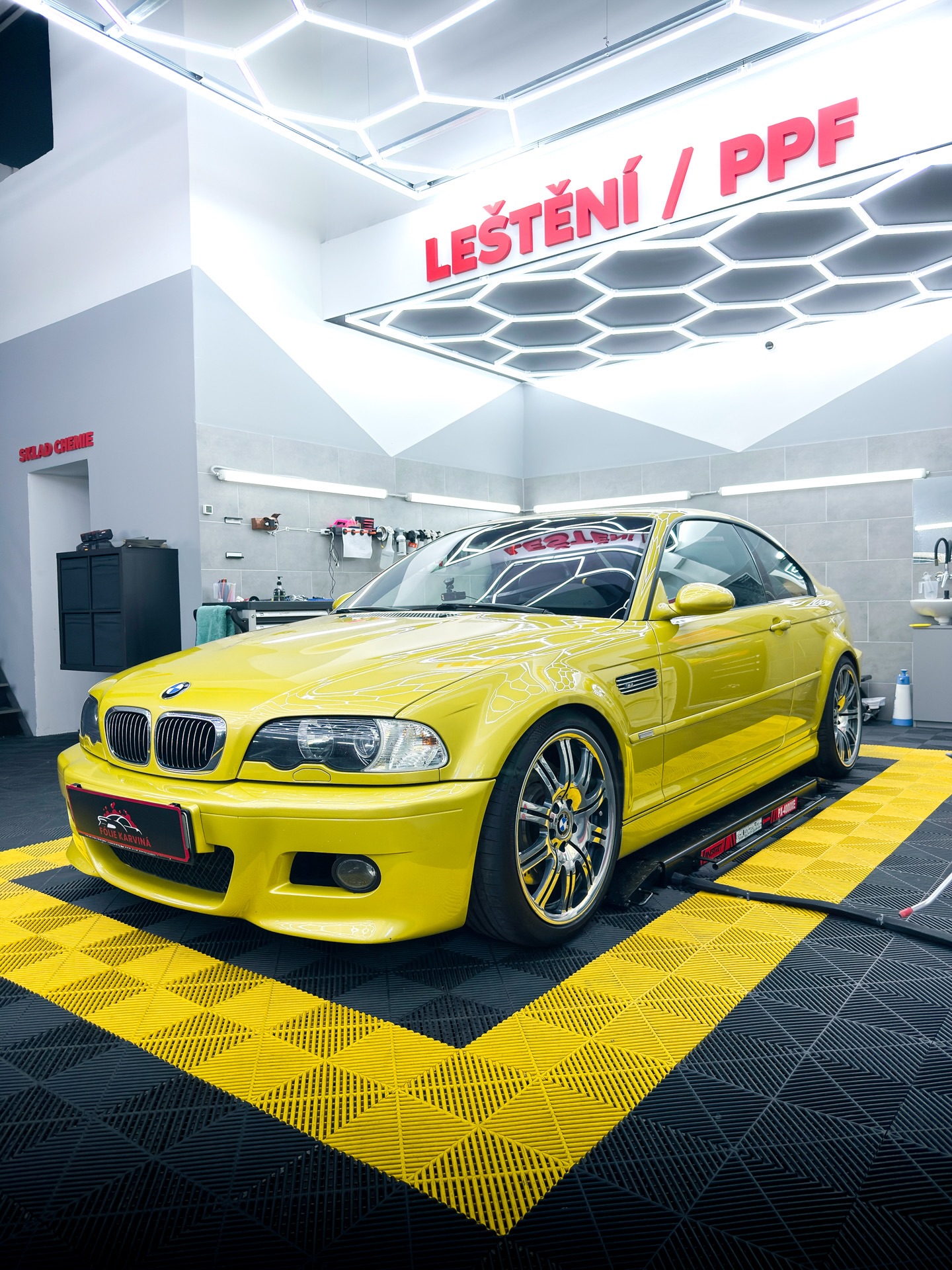 🚗 BMW E46 M3
Kousek, který se dnes už jen tak nevidí, obzvlášť v této barvě. Tento vůz je jedinečný svým charakterem a zaslouží si tu nejlepší péči.
Tentokrát proběhlo kompletní čištění interiéru a šetrné ruční mytí. V minulosti jsme laku dopřáli vícekrokové rozleštění a následnou aplikaci keramické ochrany. Není divu, tento vůz je pečlivě opečovávanou garážovkou. ✨
📍 Karviná | Orlová
☎️ Objednejte se přes zprávy nebo na 739 967 416