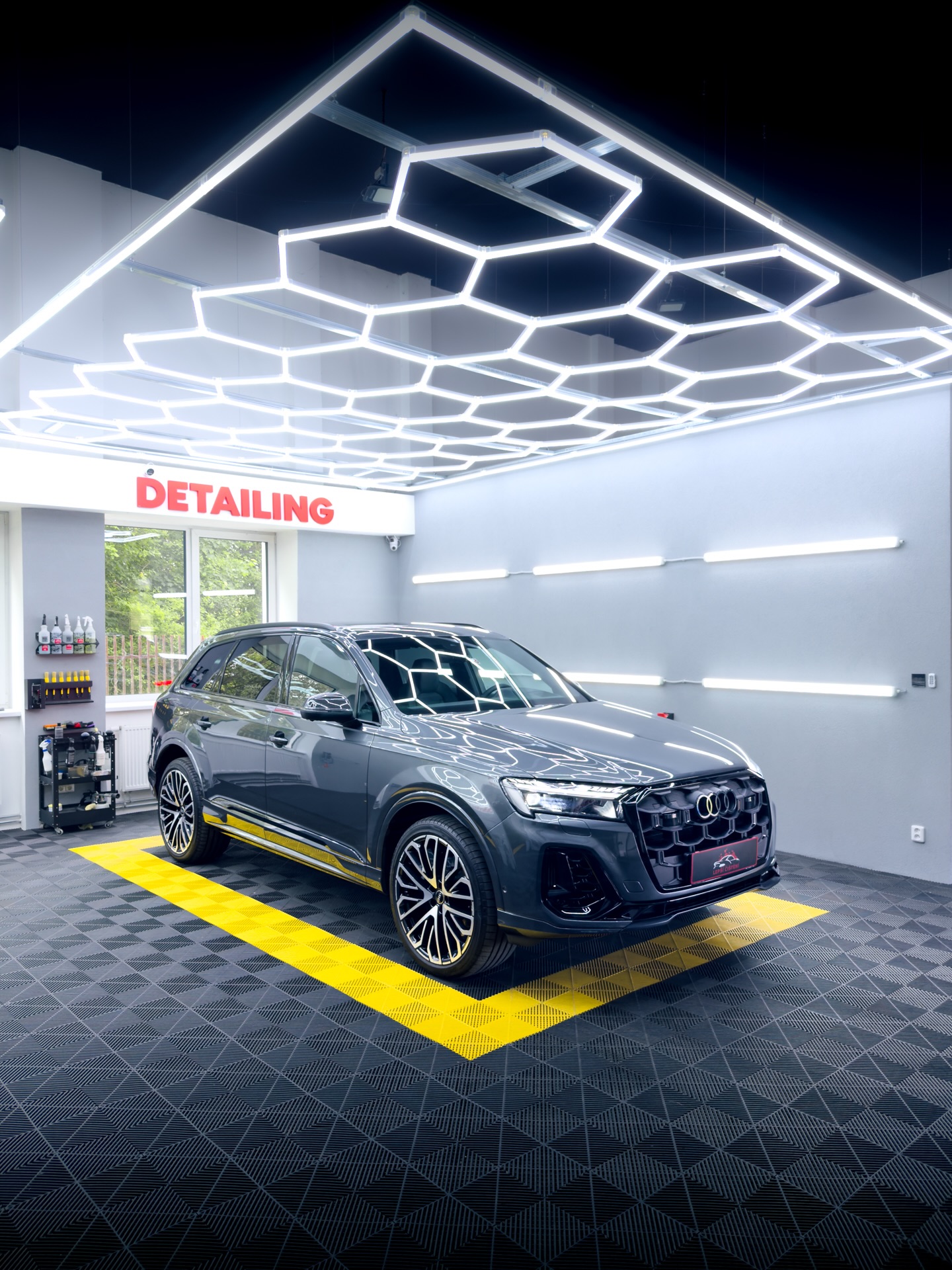 🚗 Audi SQ7
Luxusní SUV si zaslouží prvotřídní péči. Kompletní čištění interiéru na mokro doplněné o šetrné ruční mytí vrátilo vozu perfektní vzhled. ✨
📍 Karviná | Orlová
☎️ Objednejte se přes zprávy nebo na 739 967 416