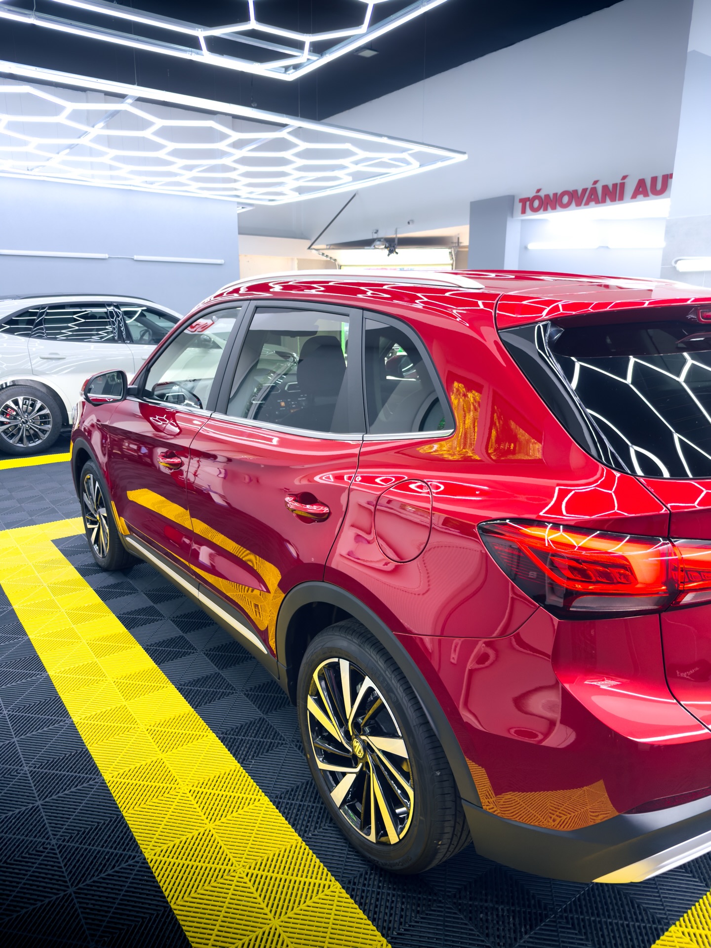 🚗 MG ZS
Nový vůz si zaslouží tu nejlepší ochranu. Na celé vozidlo jsme aplikovali Full Body PPF, která chrání lak před kamínky, škrábanci i každodenním opotřebením a zároveň zachovává jeho perfektní vzhled. 🛡️✨
📍 Karviná | Orlová
☎️ Objednejte se přes zprávy nebo na 739 967 416