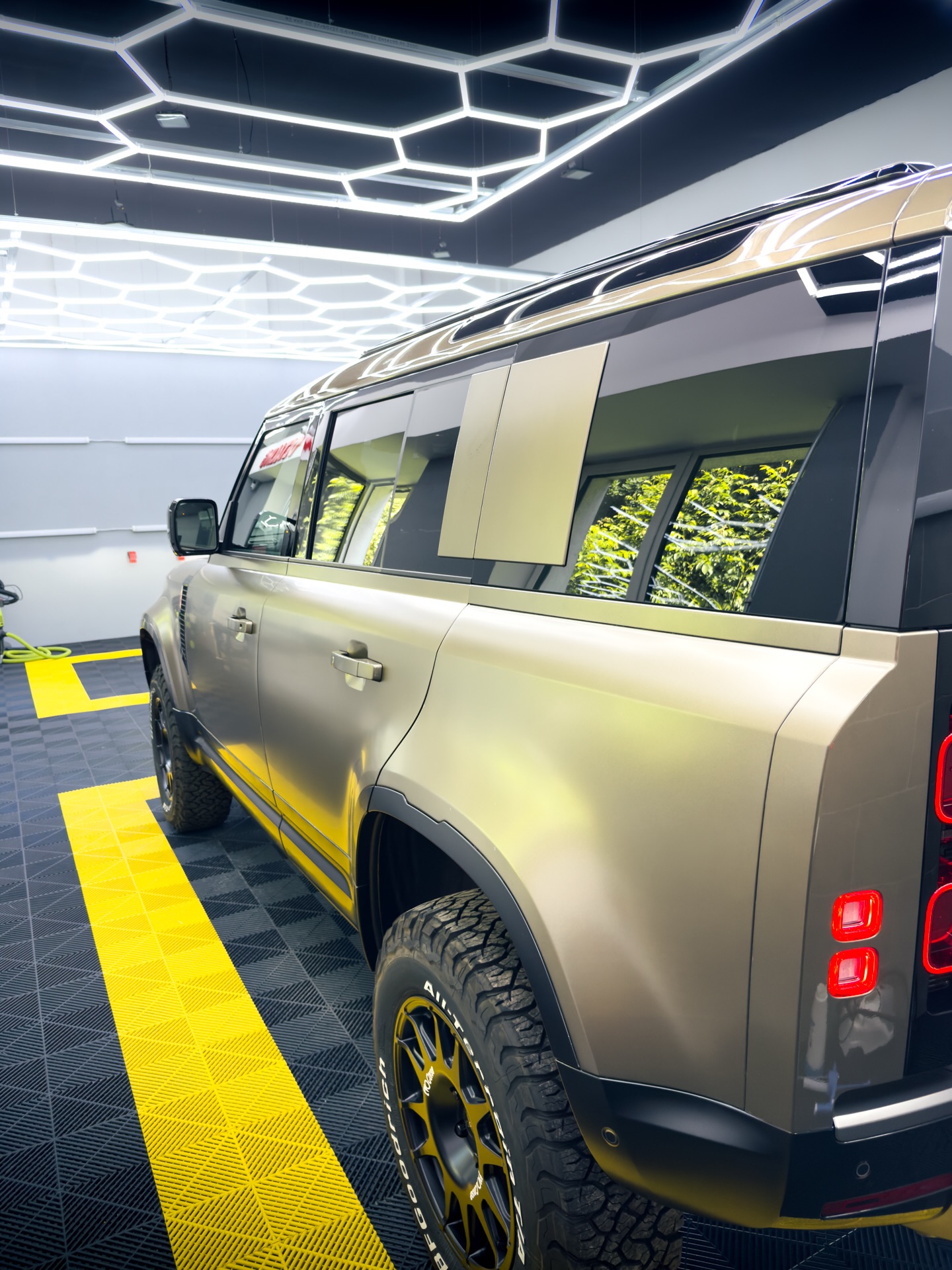 🚗 Defender
Úprava přesně podle přání zákazníka. Většina karoserie dostala matnou PPF fólii, střecha a zadní část vozu zůstaly v lesku a kapota spolu s přední částí vozu byly polepeny černým wrapem. Výsledkem je originální vzhled a zároveň maximální ochrana laku. 🛡️✨
📍 Karviná | Orlová
☎️ Objednejte se přes zprávy nebo na 739 967 416
