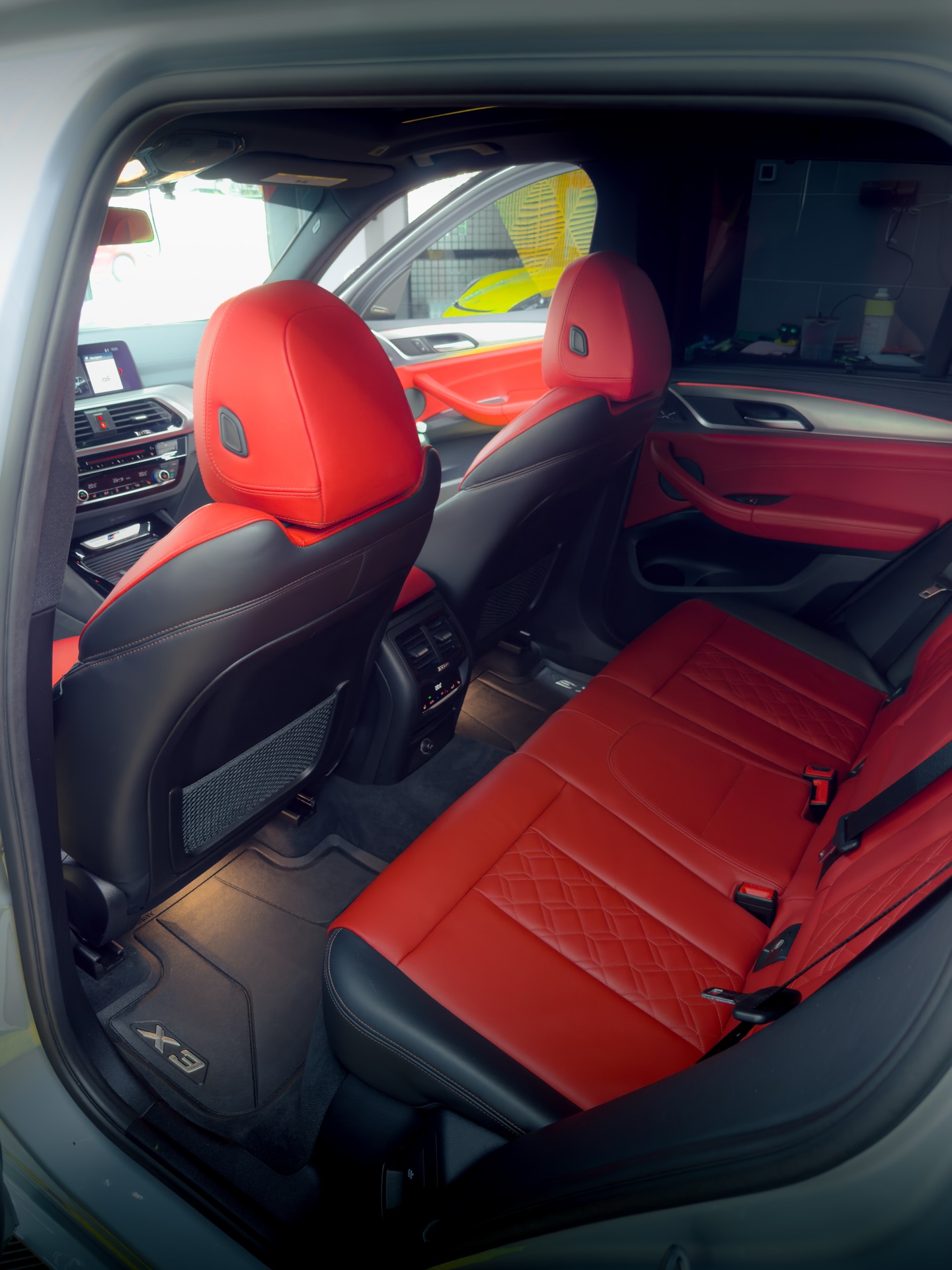 X3 u nás dostala full front PPF a kompletní čištění interiéru 🛡️✨
Full front ochrana znamená klíčové části vozu pod maximální ochranou proti kamínkům, škrábancům i každodennímu provozu.
Interiér vyčištěný do detailu pro maximální komfort a pocit nového auta.
Bestie s téměř 500 koňmi pod kapotou teď nejen jede ale i vypadá tak jak má 💪
#ppf #detailing #bmwx3 #m40i #ochranalaku foliekarvina: