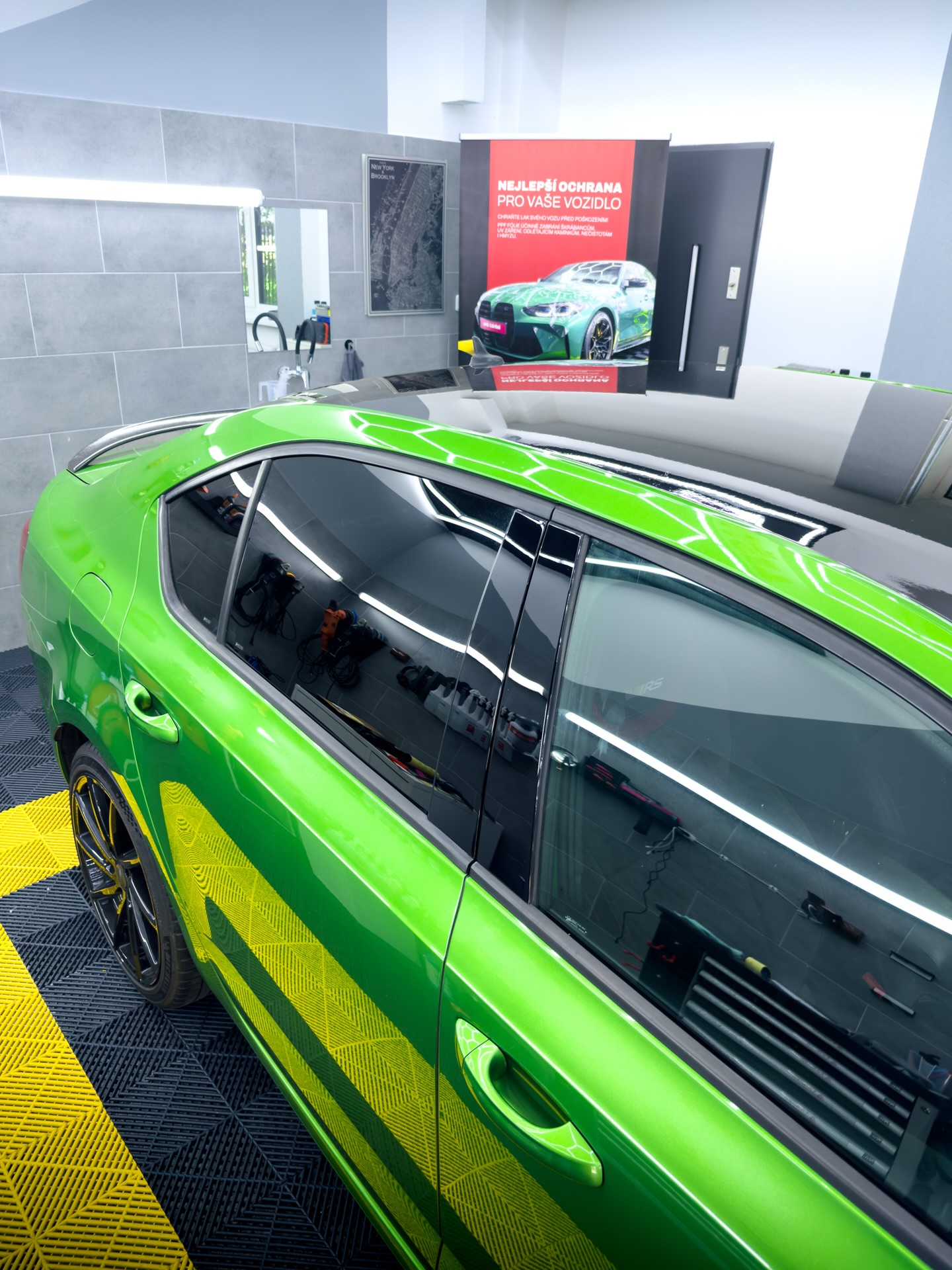🚗 Škoda Octavia III
Poškozený wrap na střeše jsme nahradili novou černou lesklou PPF fólií, která nejen skvěle vypadá, ale zároveň lak dlouhodobě chrání. Sloupky jsme navíc opatřili čirou PPF fólií proti poškrábání a běžnému opotřebení. ✨
📍 Karviná | Orlová
☎️ Objednejte se přes zprávy nebo na 739 967 416
