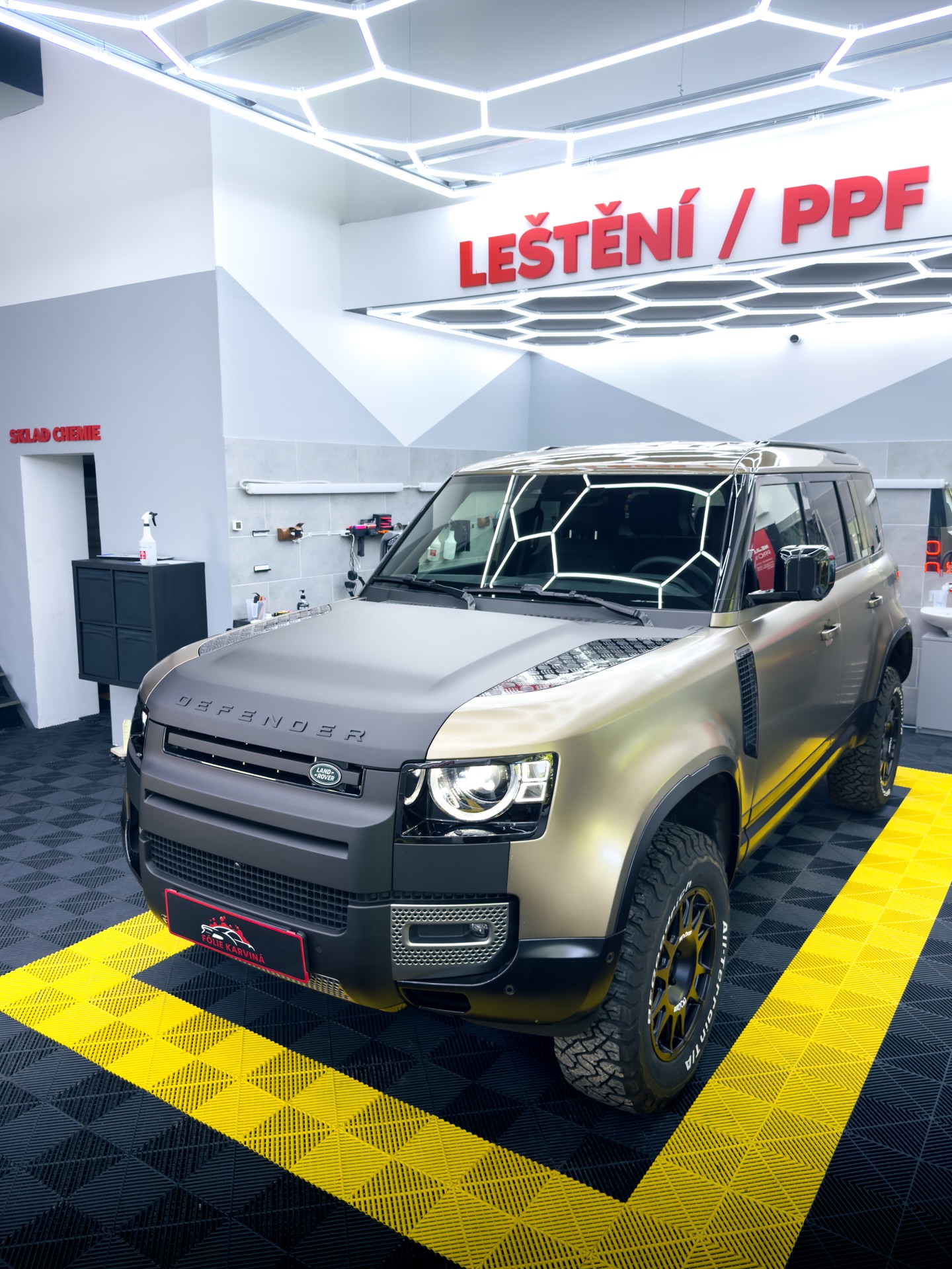 🚗 Defender
Úprava přesně podle přání zákazníka. Většina karoserie dostala matnou PPF fólii, střecha a zadní část vozu zůstaly v lesku a kapota spolu s přední částí vozu byly polepeny černým wrapem. Výsledkem je originální vzhled a zároveň maximální ochrana laku. 🛡️✨
📍 Karviná | Orlová
☎️ Objednejte se přes zprávy nebo na 739 967 416