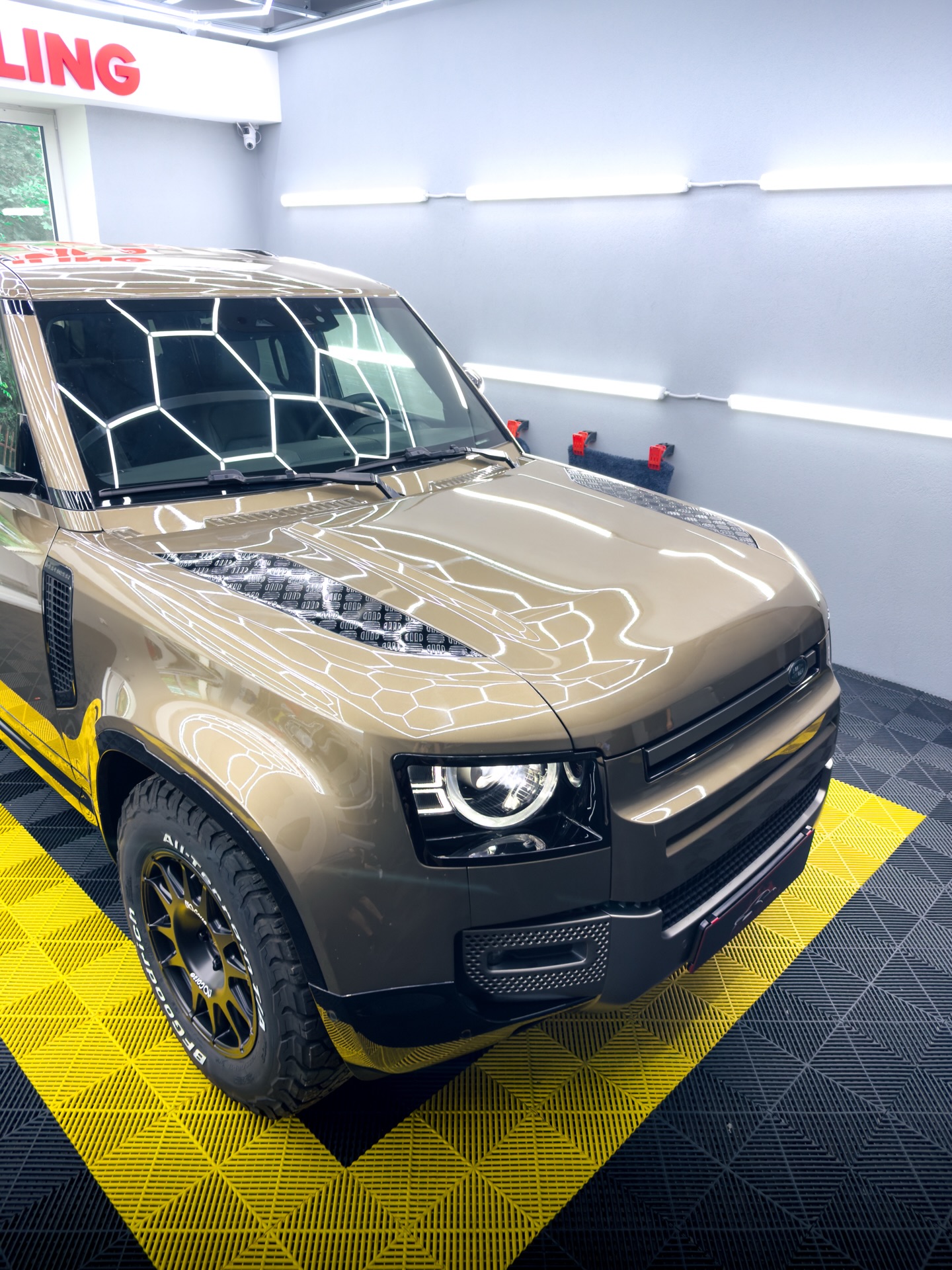🚗 Defender
Úprava přesně podle přání zákazníka. Většina karoserie dostala matnou PPF fólii, střecha a zadní část vozu zůstaly v lesku a kapota spolu s přední částí vozu byly polepeny černým wrapem. Výsledkem je originální vzhled a zároveň maximální ochrana laku. 🛡️✨
📍 Karviná | Orlová
☎️ Objednejte se přes zprávy nebo na 739 967 416