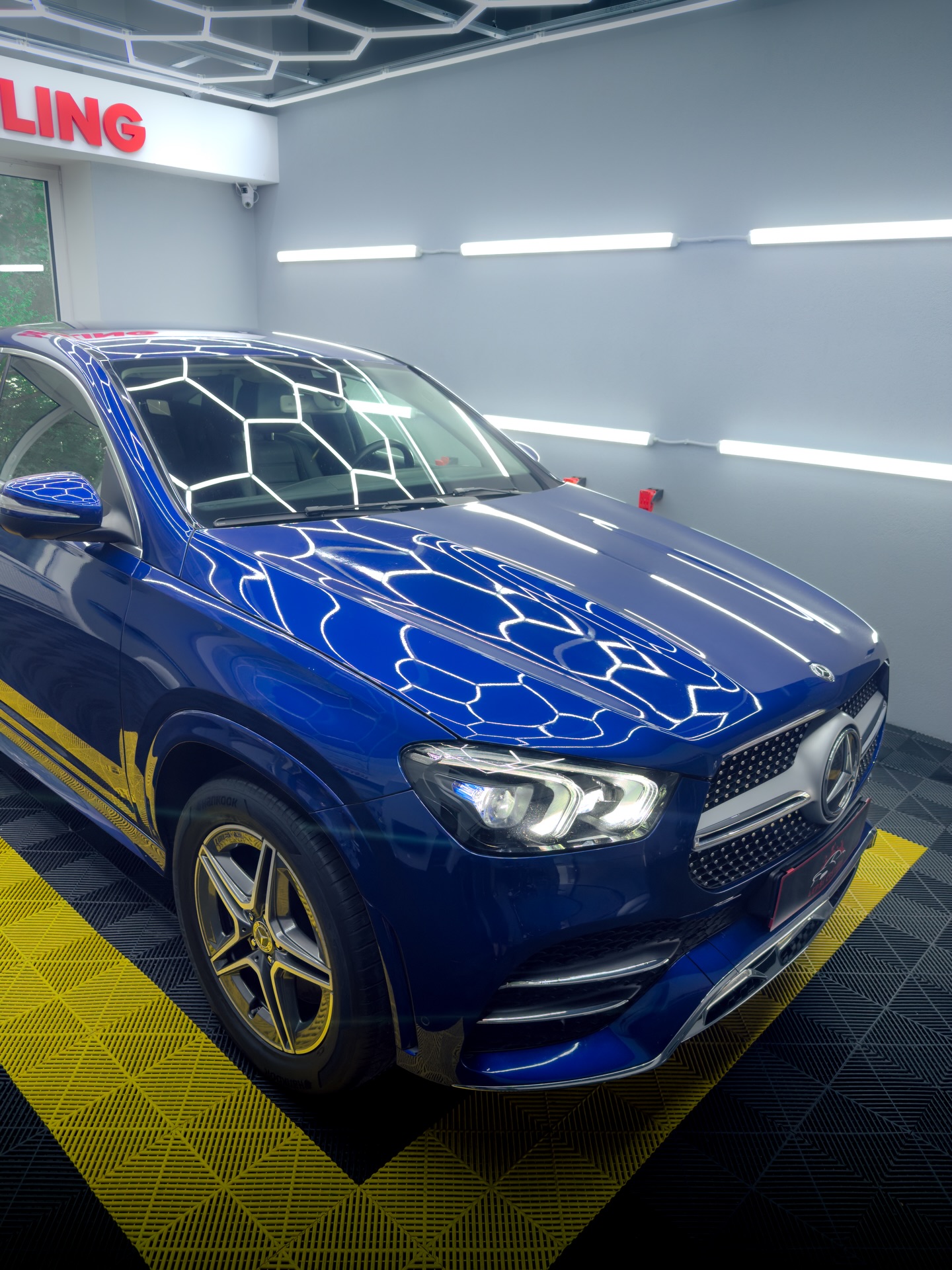 ✨ Mercedes GLE u nás prošel kompletním čištěním
🚗 Kompletní čištění interiéru
🧼 Ruční mytí exteriéru
✨ PPF fólie na displej
Interiér zbavený nečistot, prachu i zápachu, exteriér čistý a svěží.
Přesně tak má vypadat vůz, který odjíždí z detailingového studia 👌
Chcete, aby takto vypadal i Váš vůz?
📩 Napište nám do DM nebo se objednejte přes web