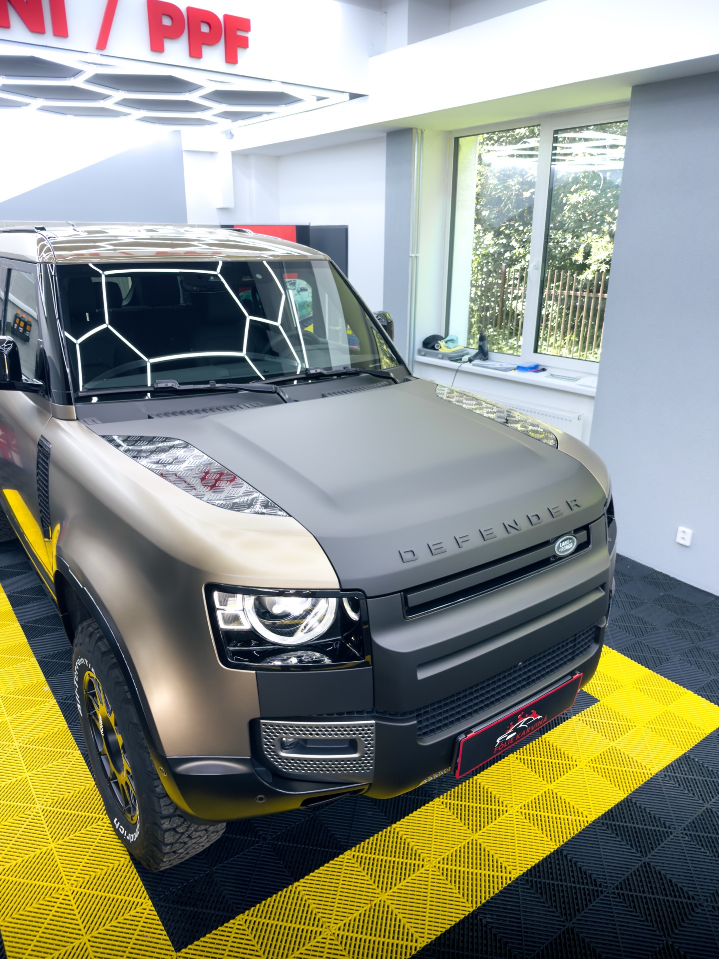 🚗 Defender
Úprava přesně podle přání zákazníka. Většina karoserie dostala matnou PPF fólii, střecha a zadní část vozu zůstaly v lesku a kapota spolu s přední částí vozu byly polepeny černým wrapem. Výsledkem je originální vzhled a zároveň maximální ochrana laku. 🛡️✨
📍 Karviná | Orlová
☎️ Objednejte se přes zprávy nebo na 739 967 416